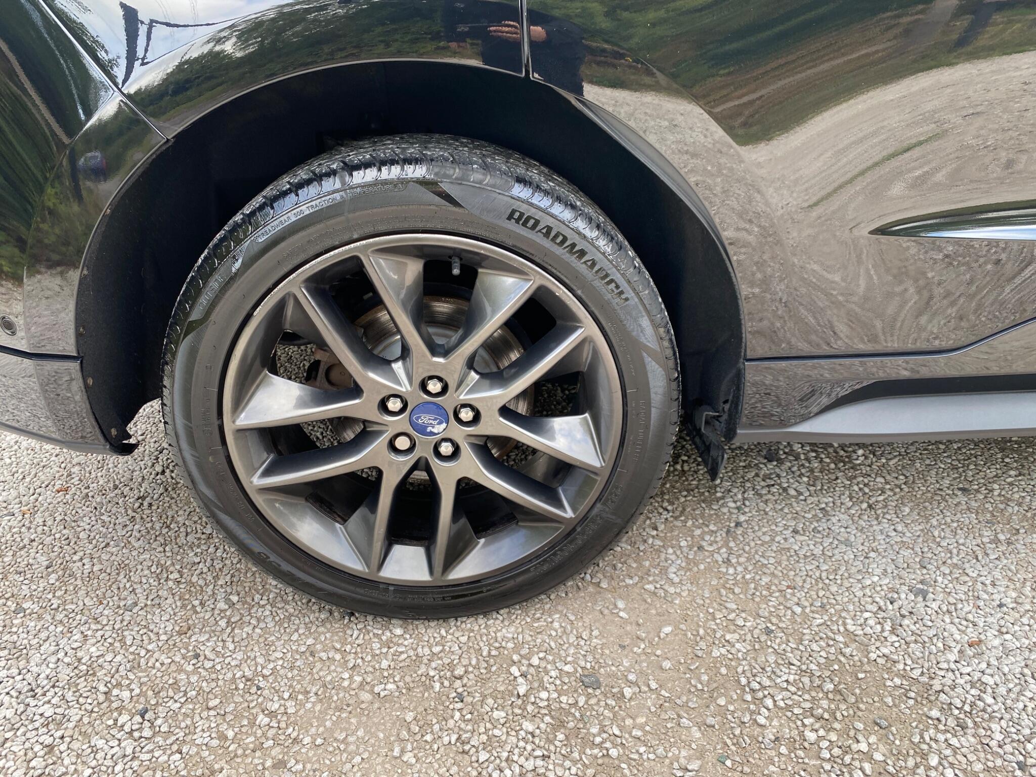 Ford Edge view 40