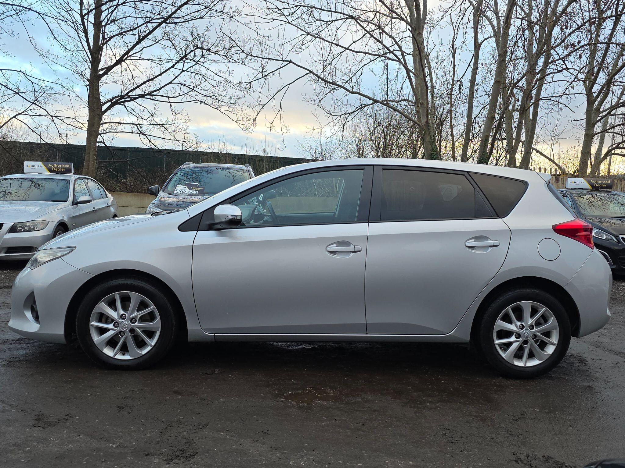 2013 Toyota Auris image 11