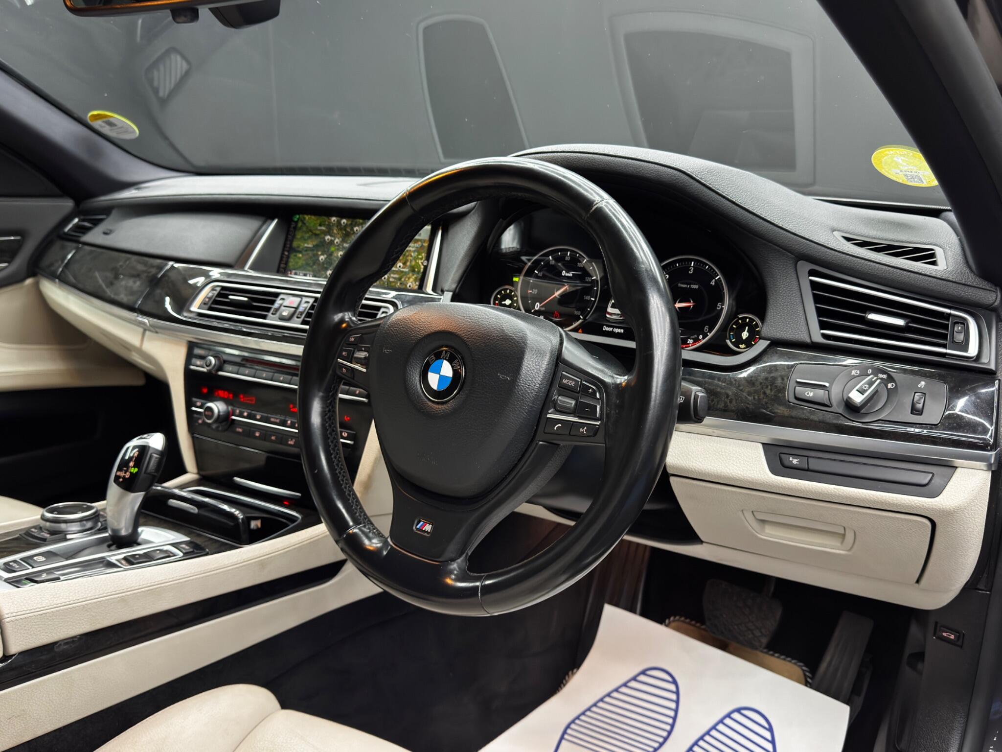 BMW 7 Series view 9