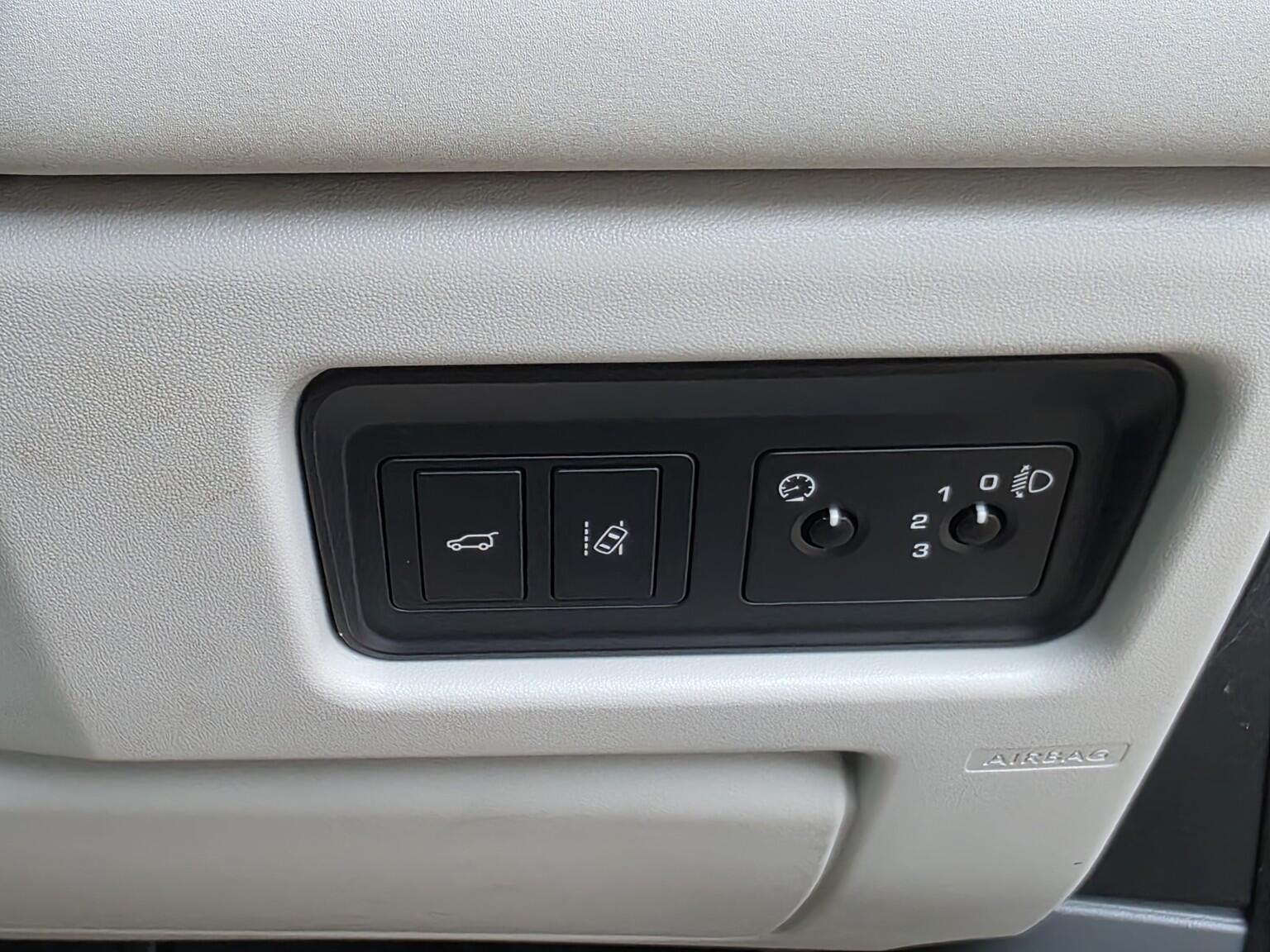 Land Rover Discovery Sport view 23