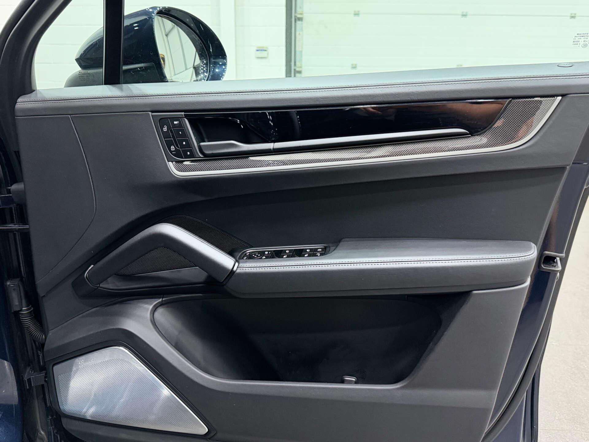Porsche Cayenne view 36