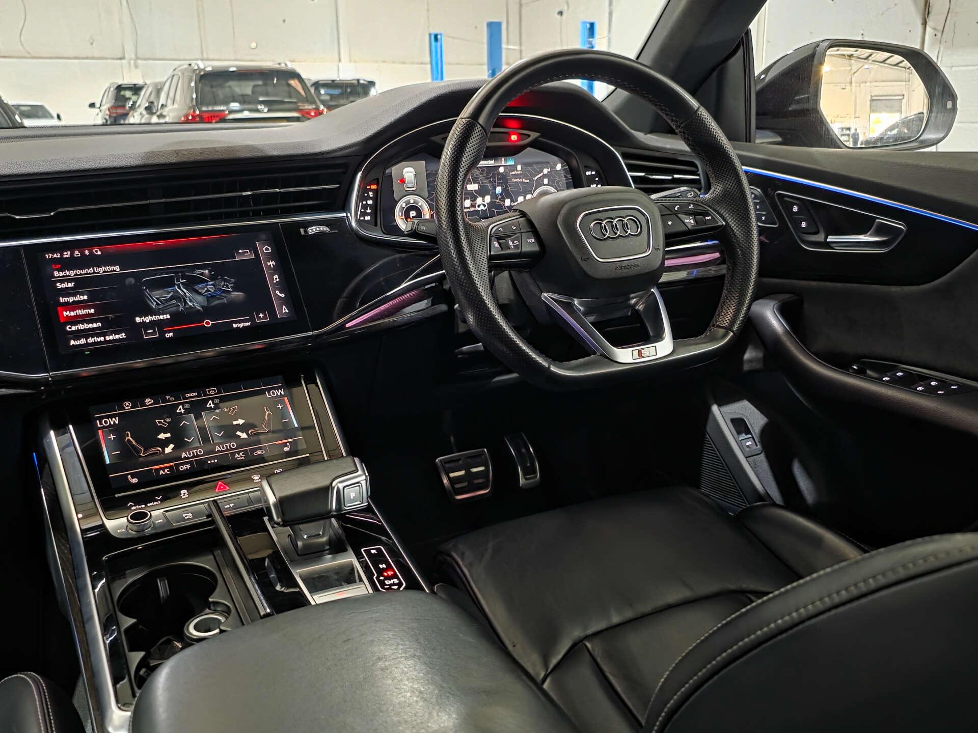 Audi Q8 view 20