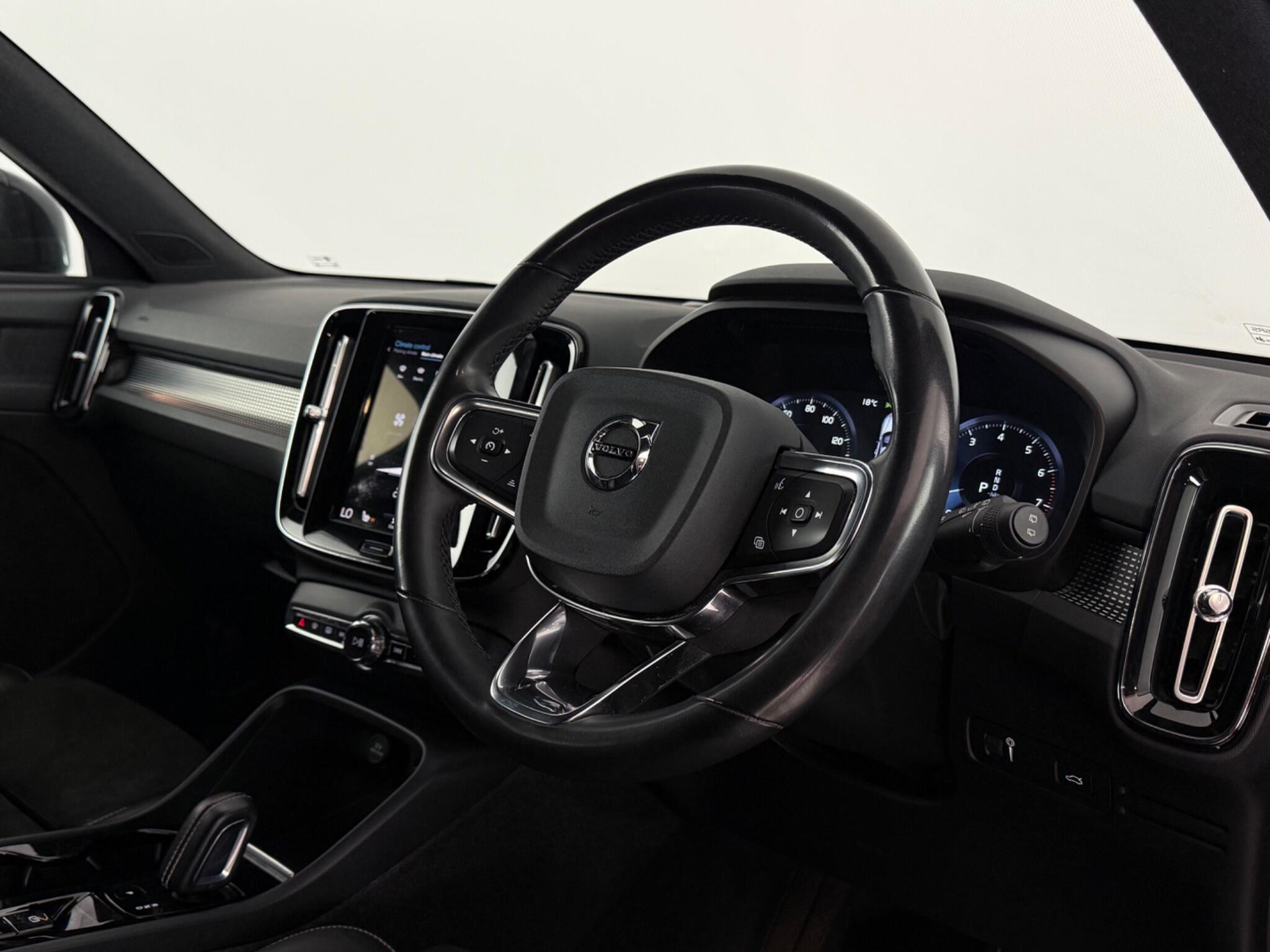 Volvo XC40 view 3