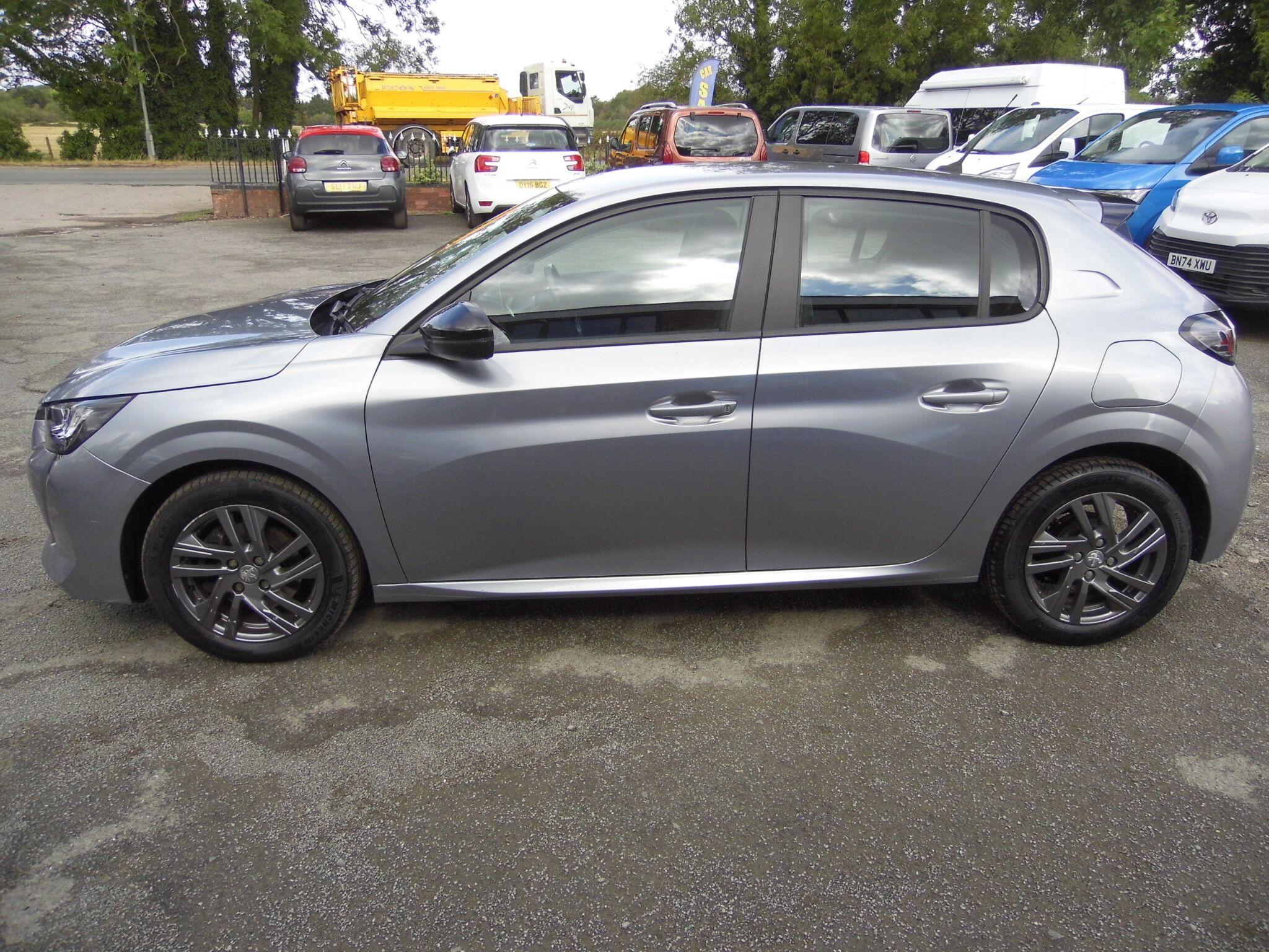 Peugeot 208 view 4
