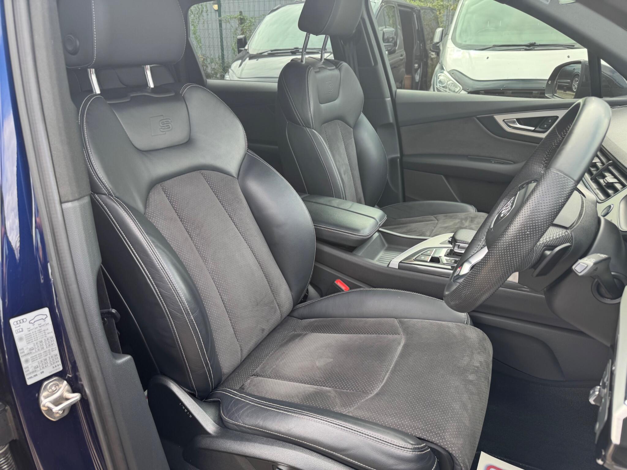 Audi Q7 view 13