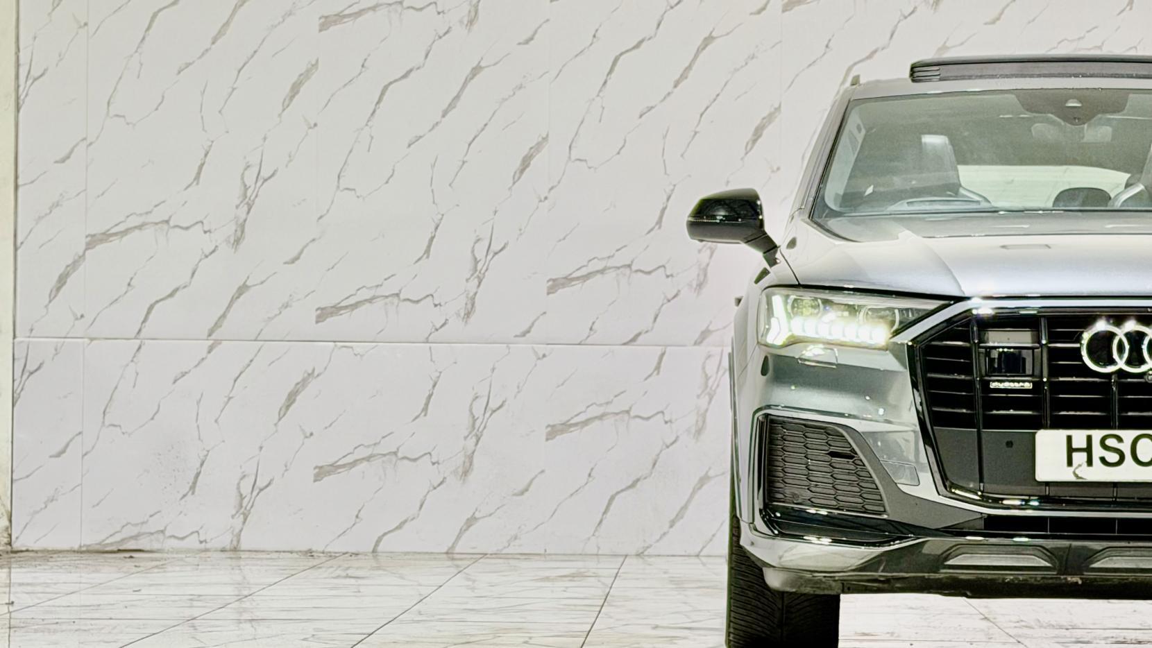 Audi Q7 view 43