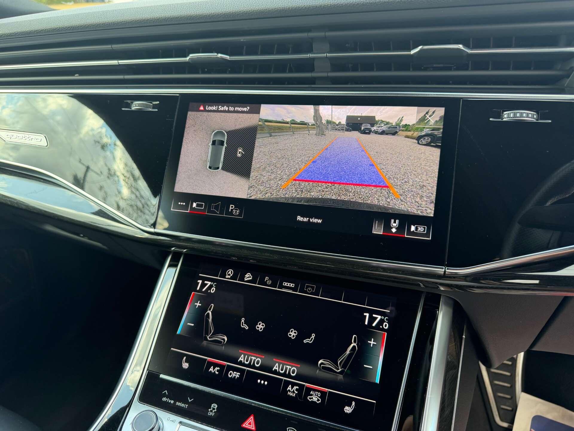 Audi Q8 view 20