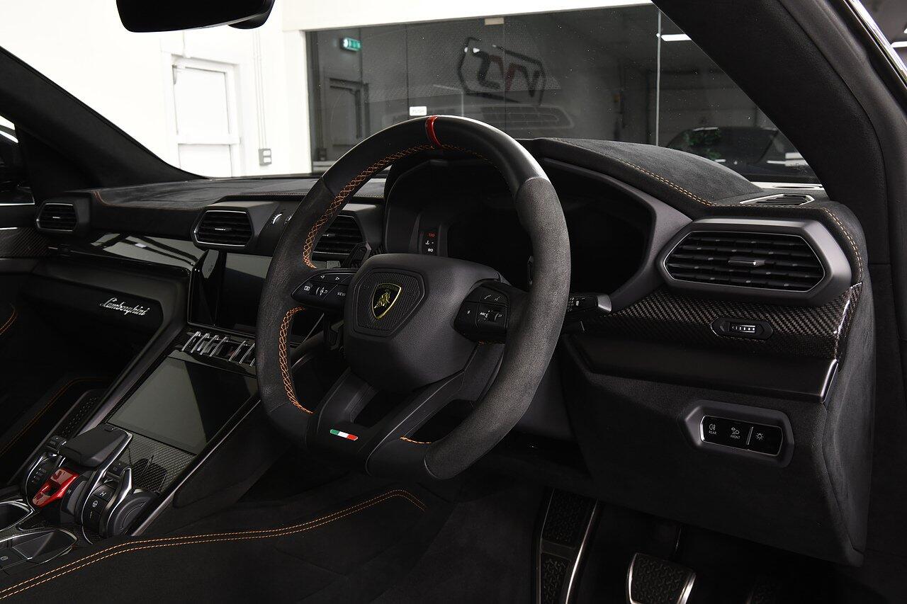 Lamborghini Urus view 5