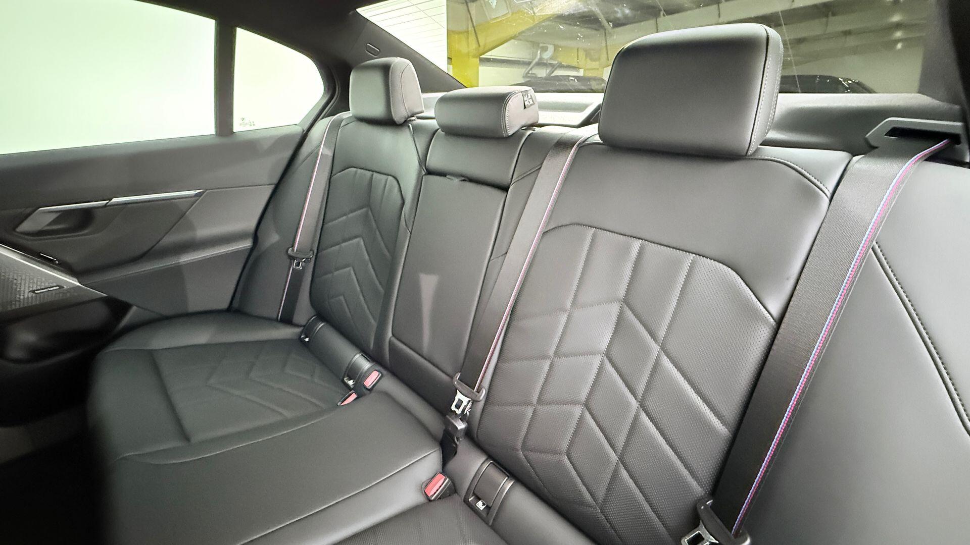 BMW 5 Series view 12