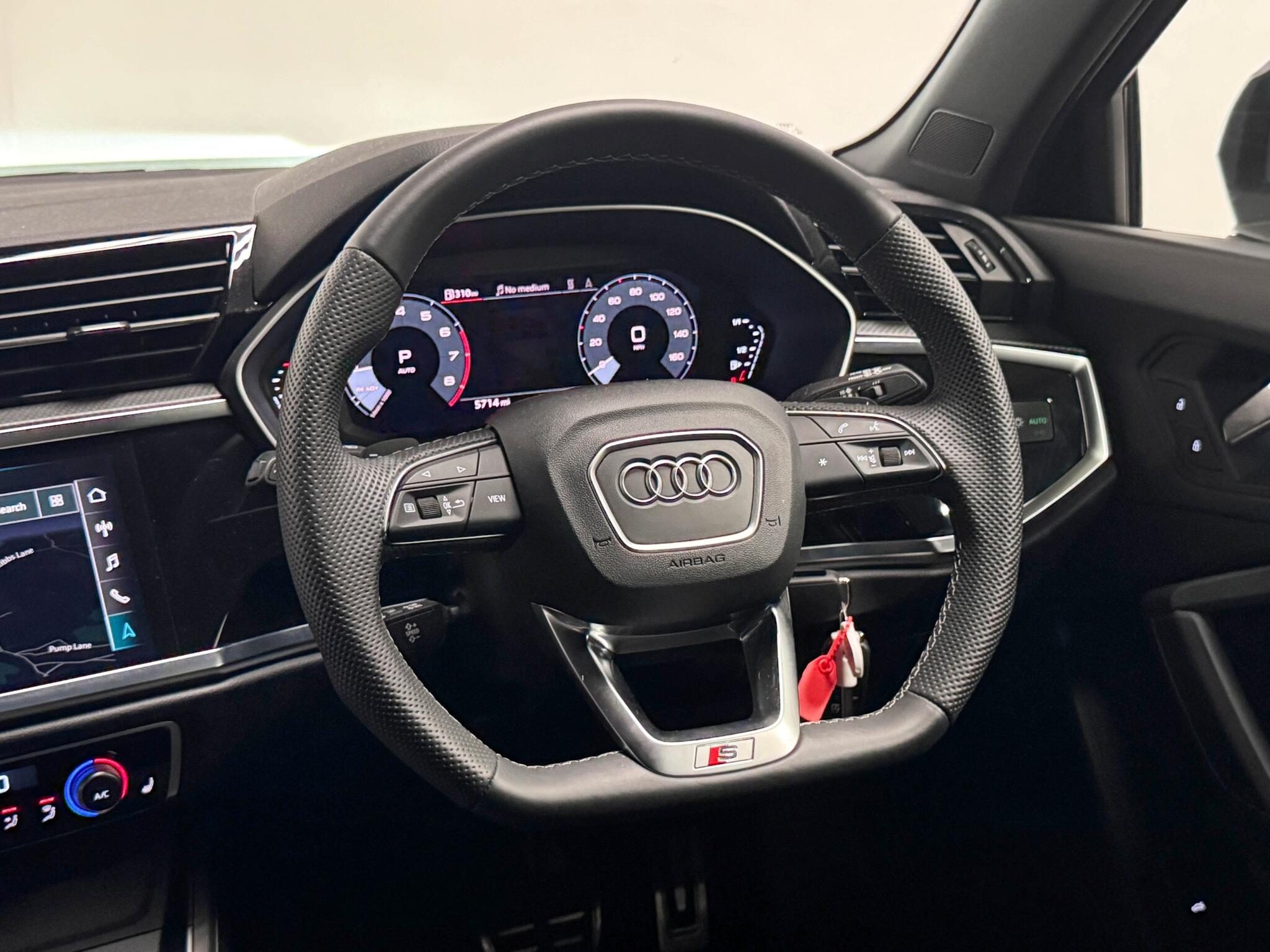 Audi Q3 view 29