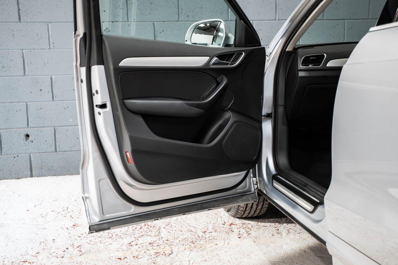 Audi Q3 view 14