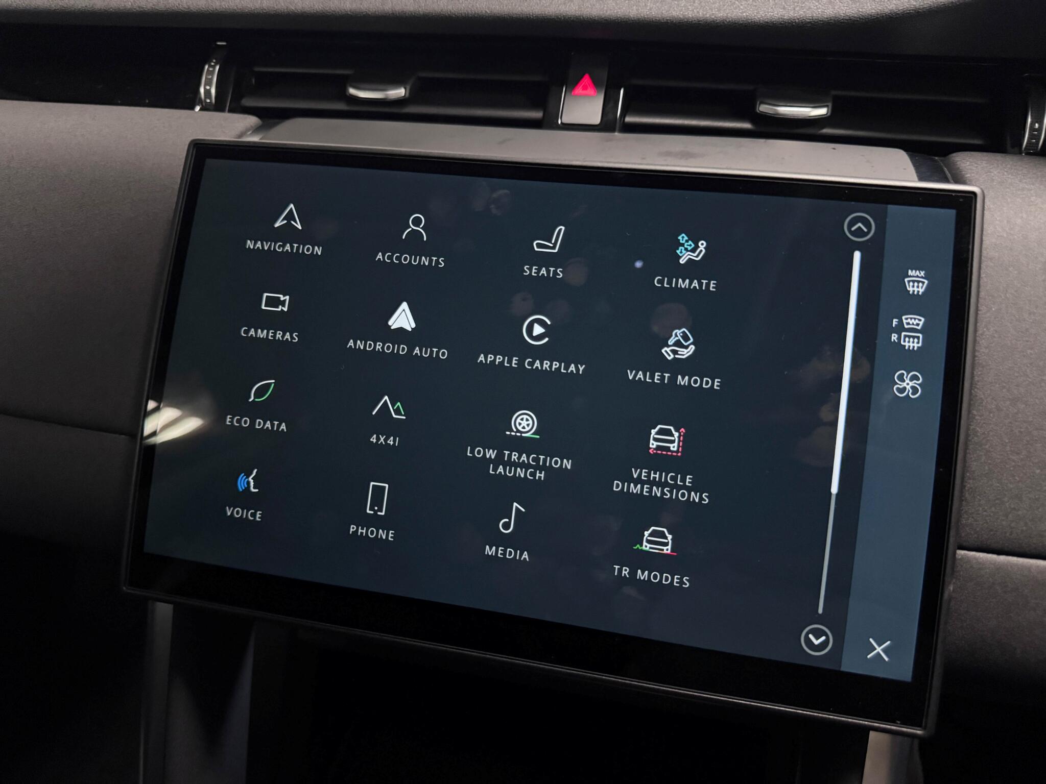 Land Rover Discovery Sport view 11