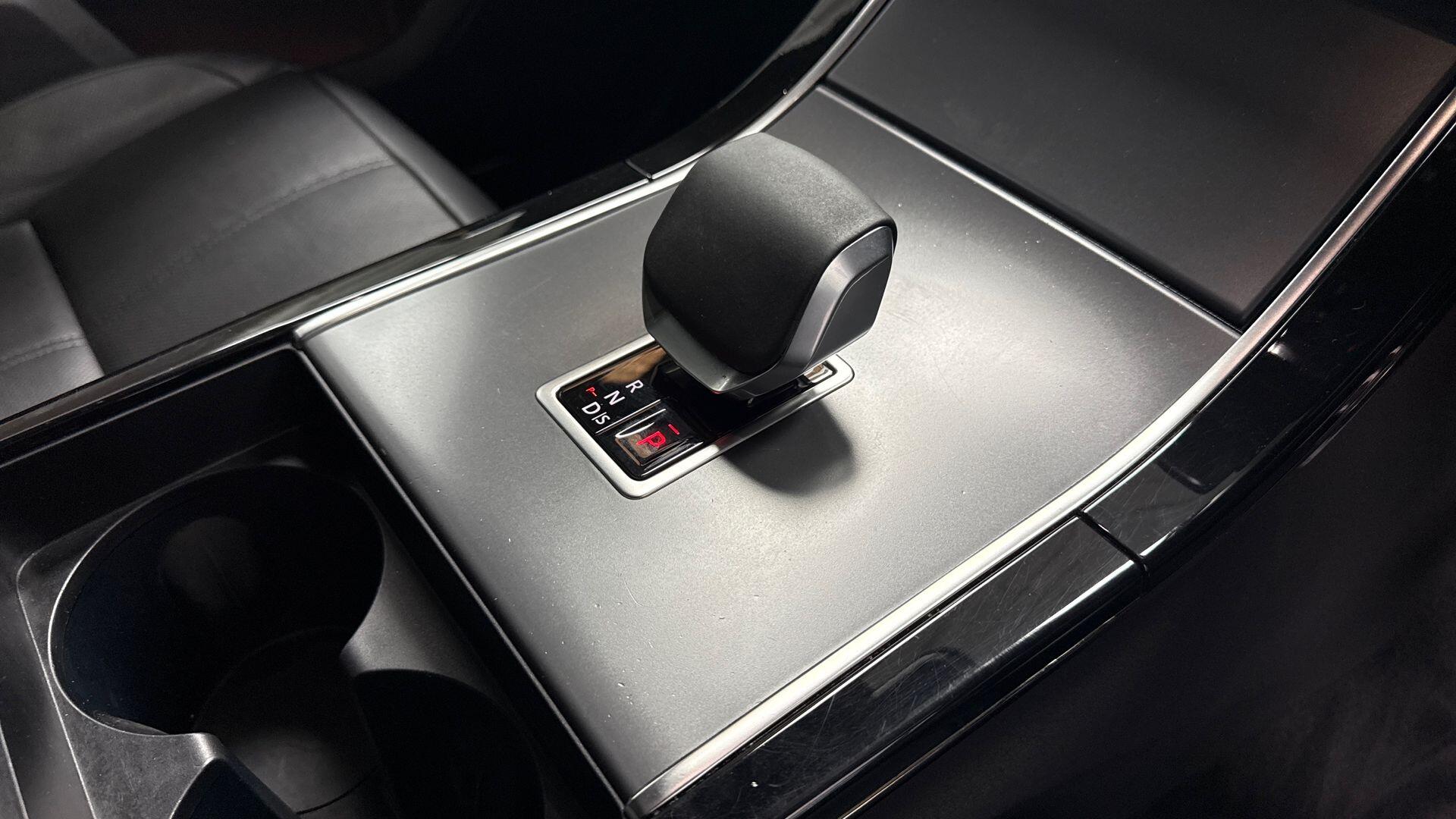 Land Rover Range Rover Velar view 13