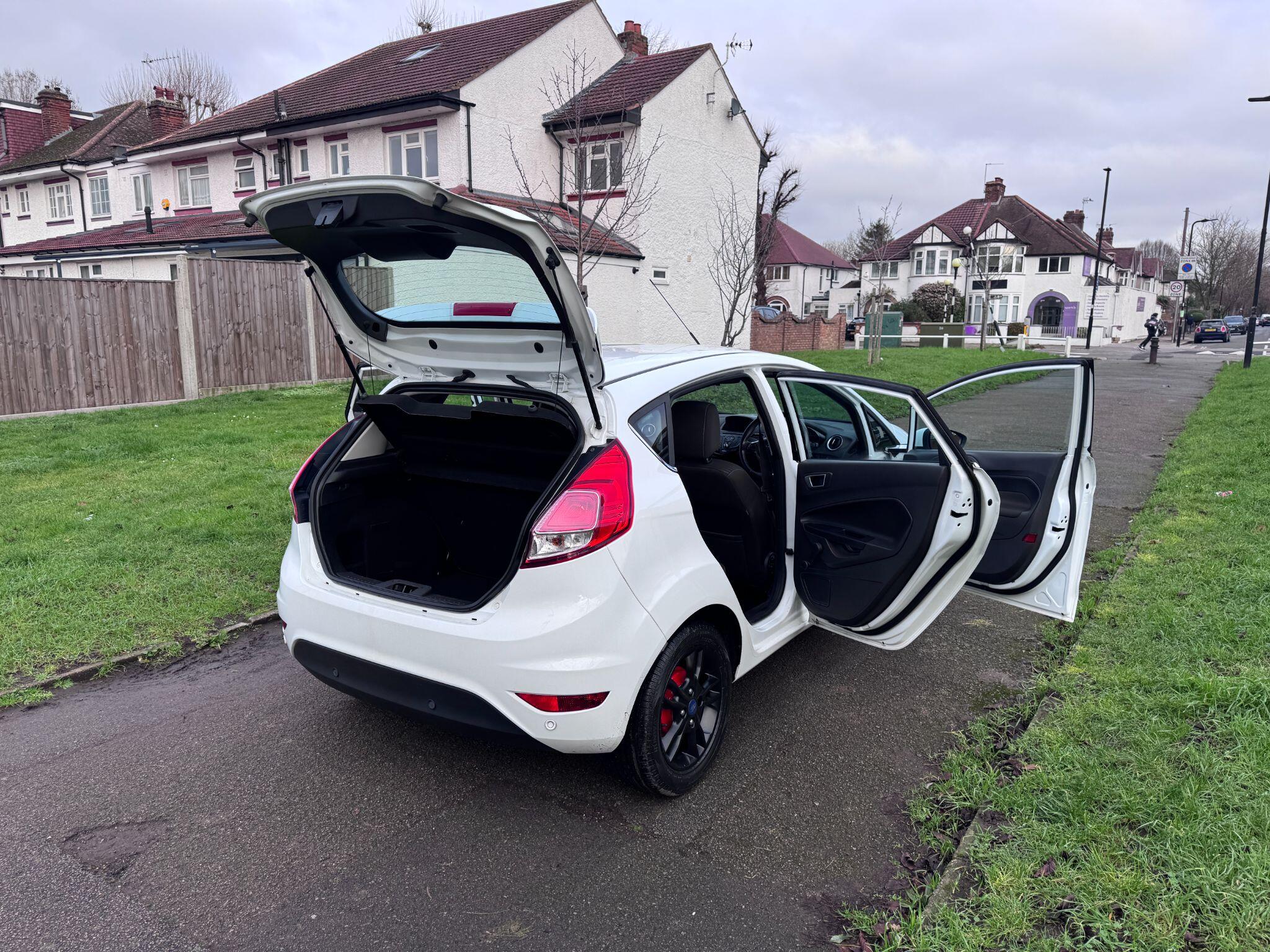2016 Ford Fiesta image 29