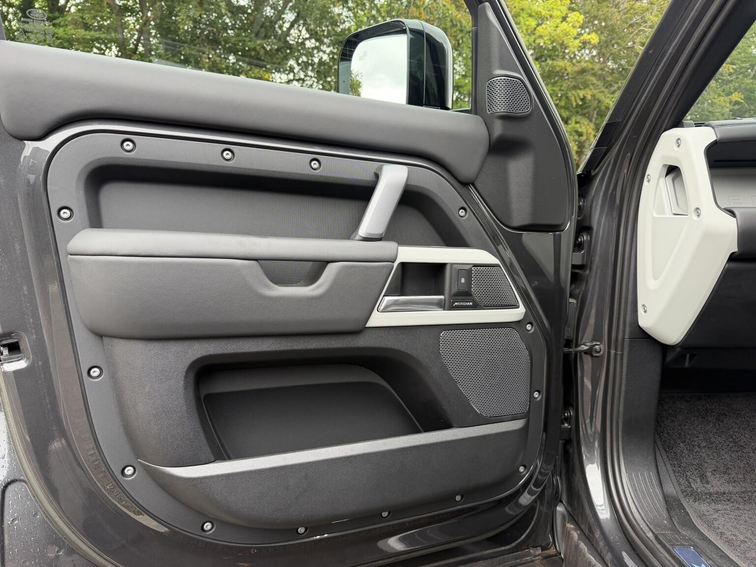 Land Rover Defender 110 view 15