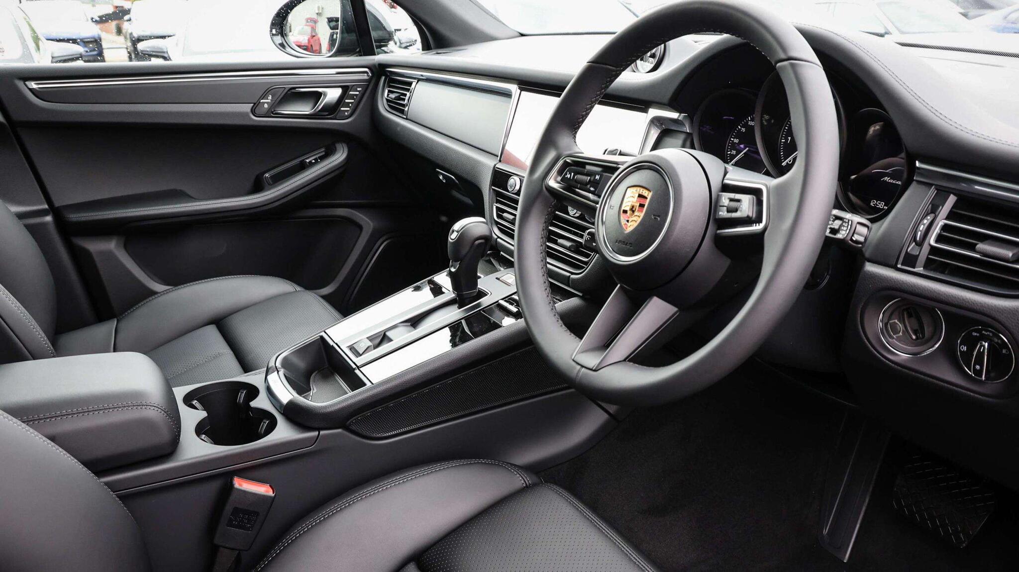 Porsche Macan view 11