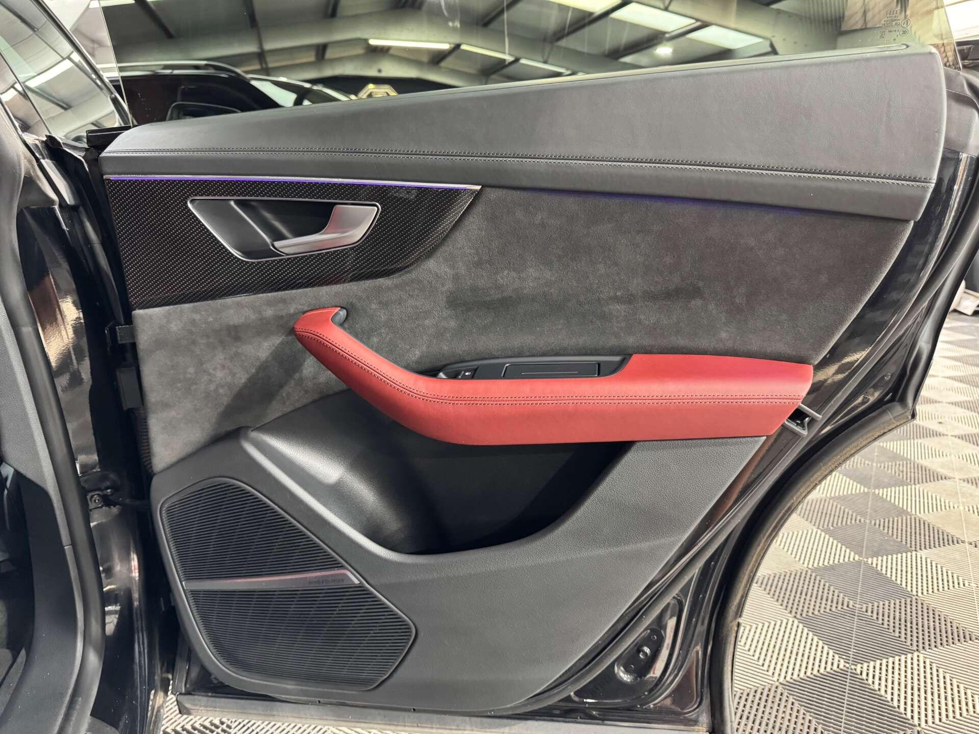 Audi SQ8 view 32