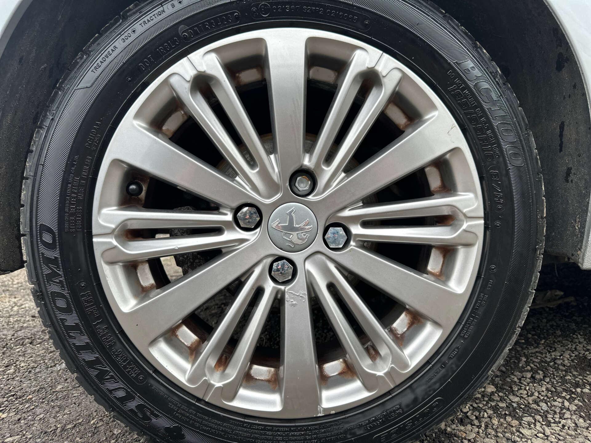 Peugeot 208 view 11