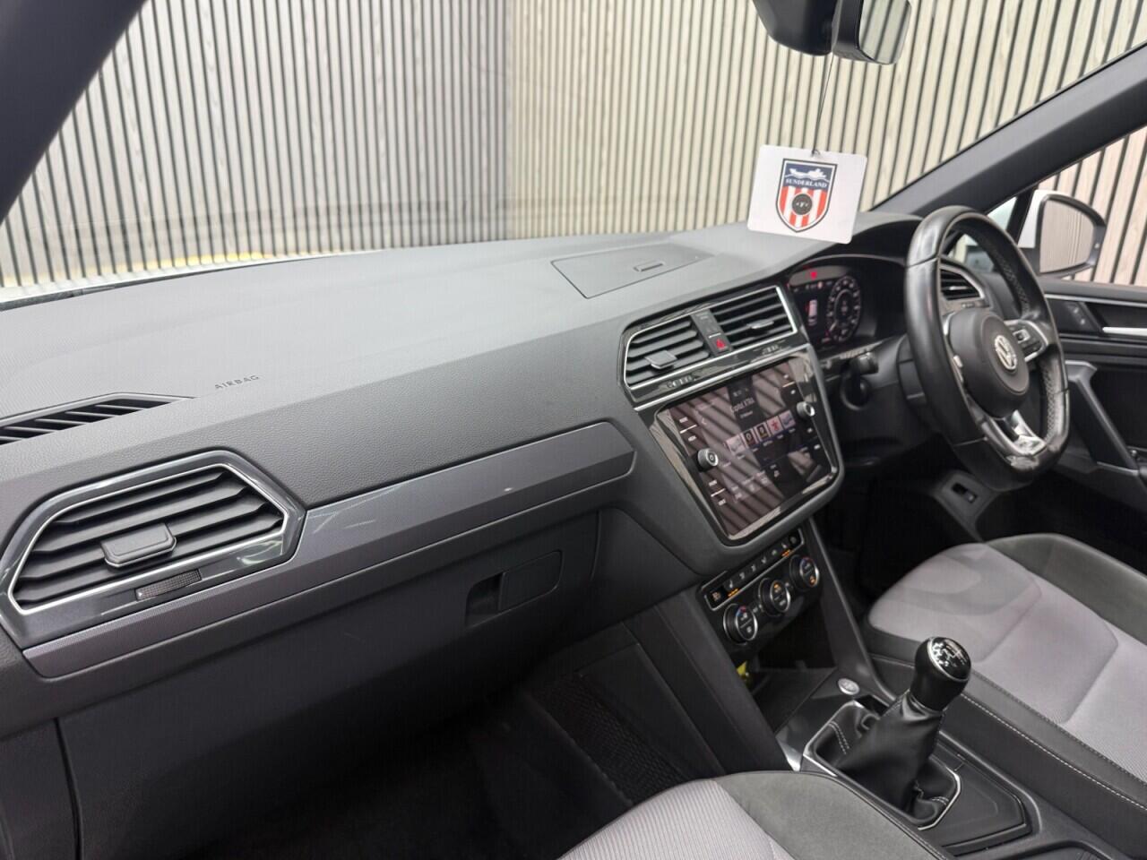 Volkswagen Tiguan view 5