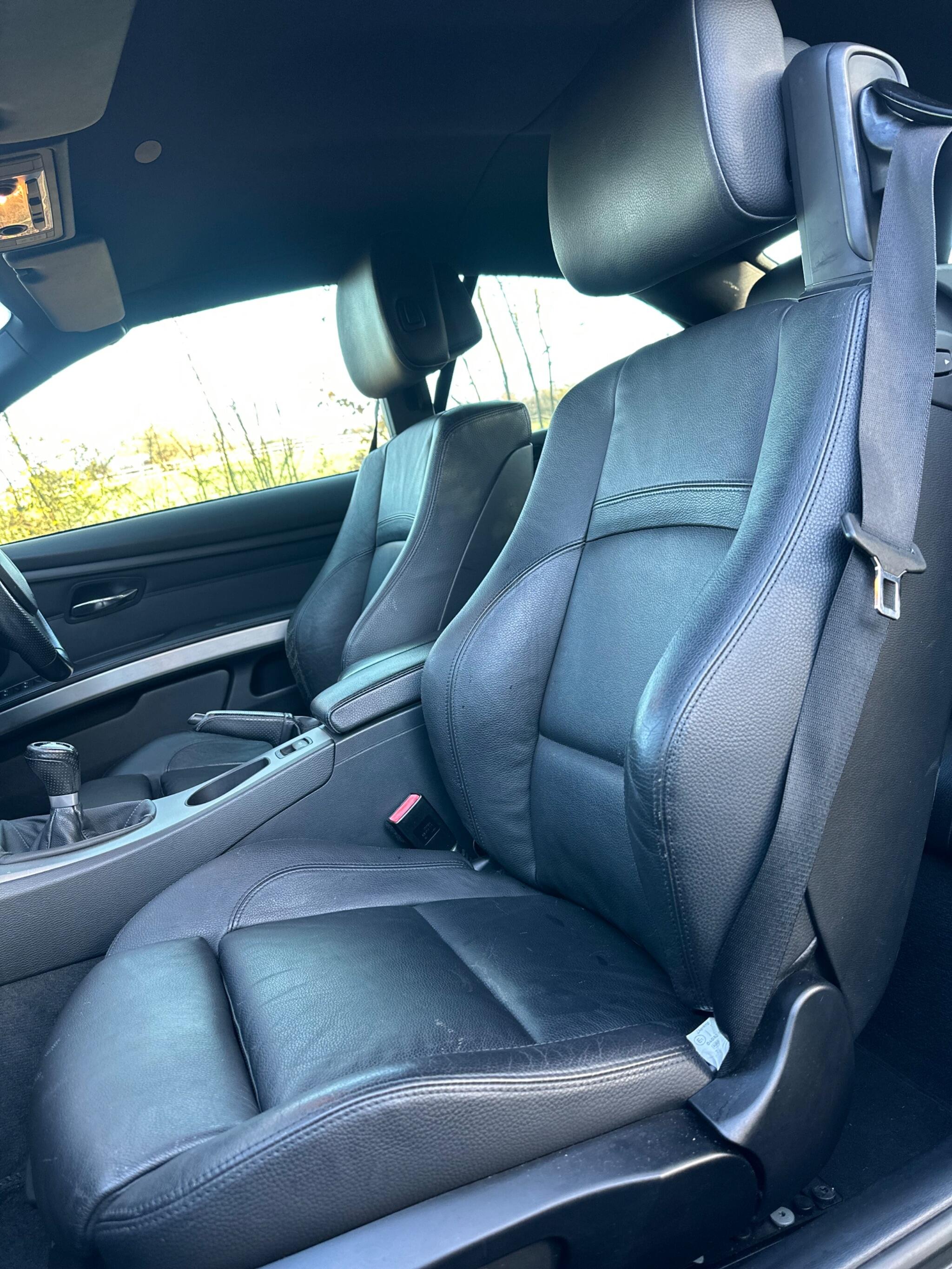 2010 BMW 3 Series image 13