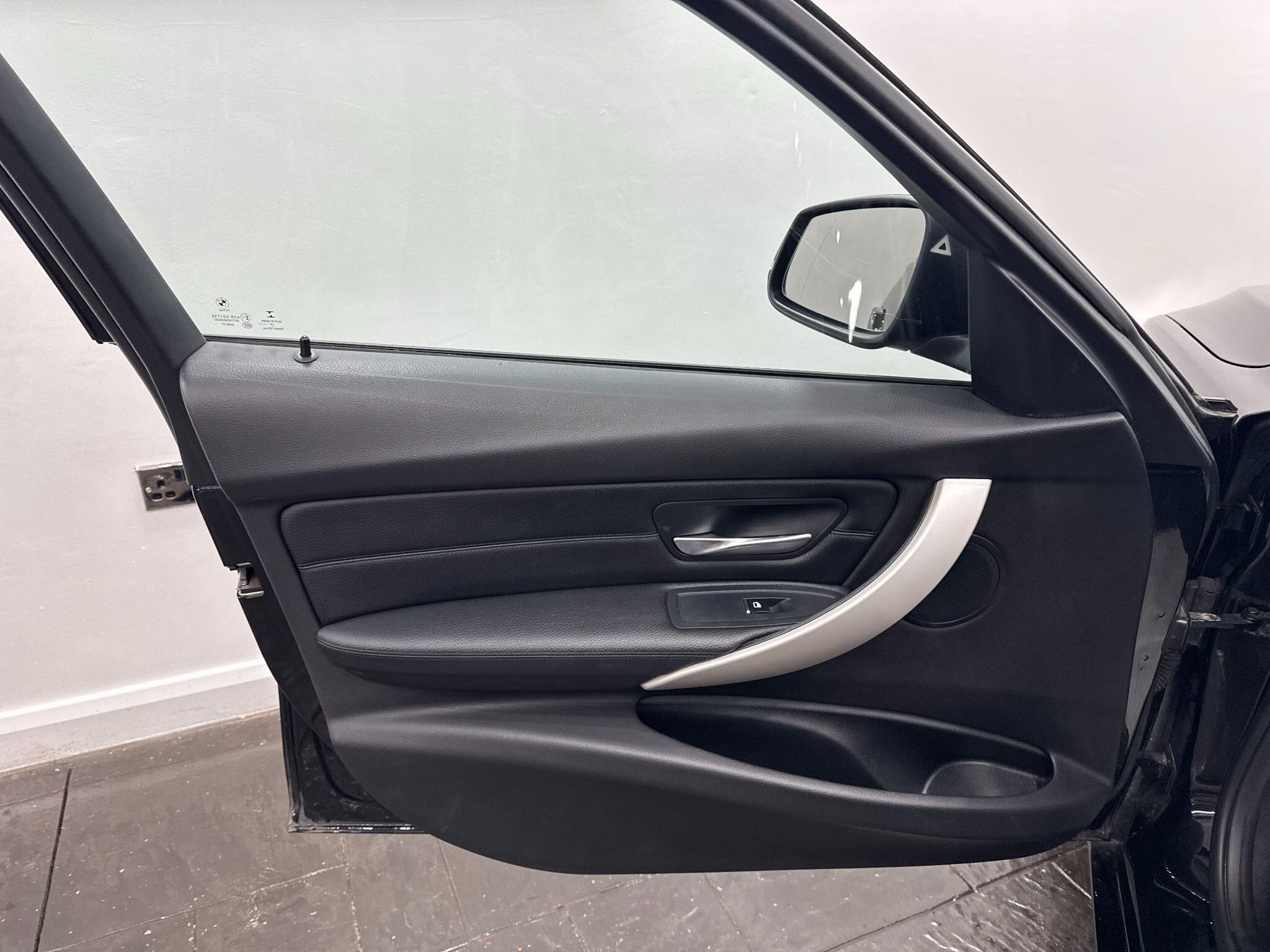 BMW 3 Series view 32