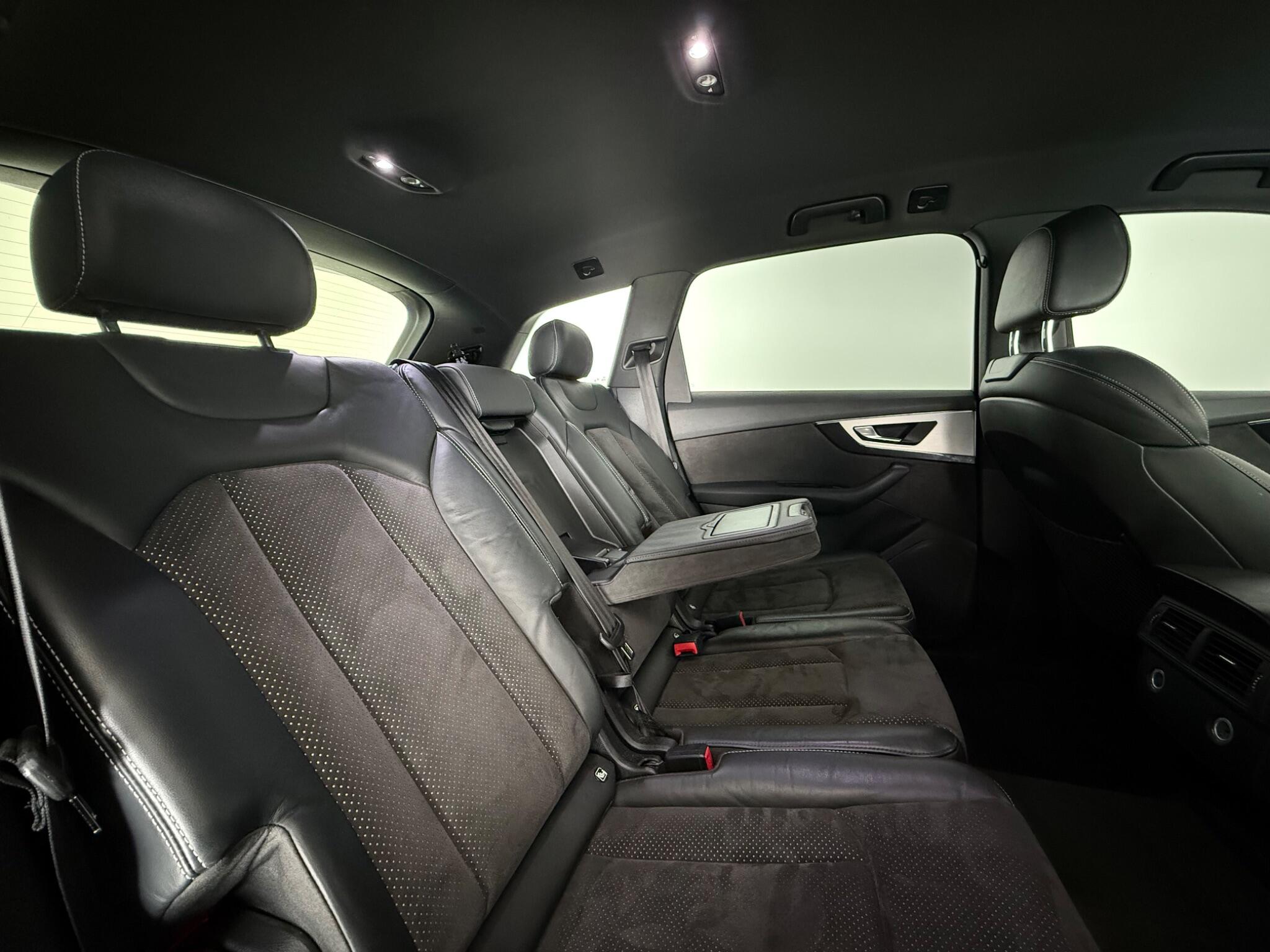 Audi Q7 view 16
