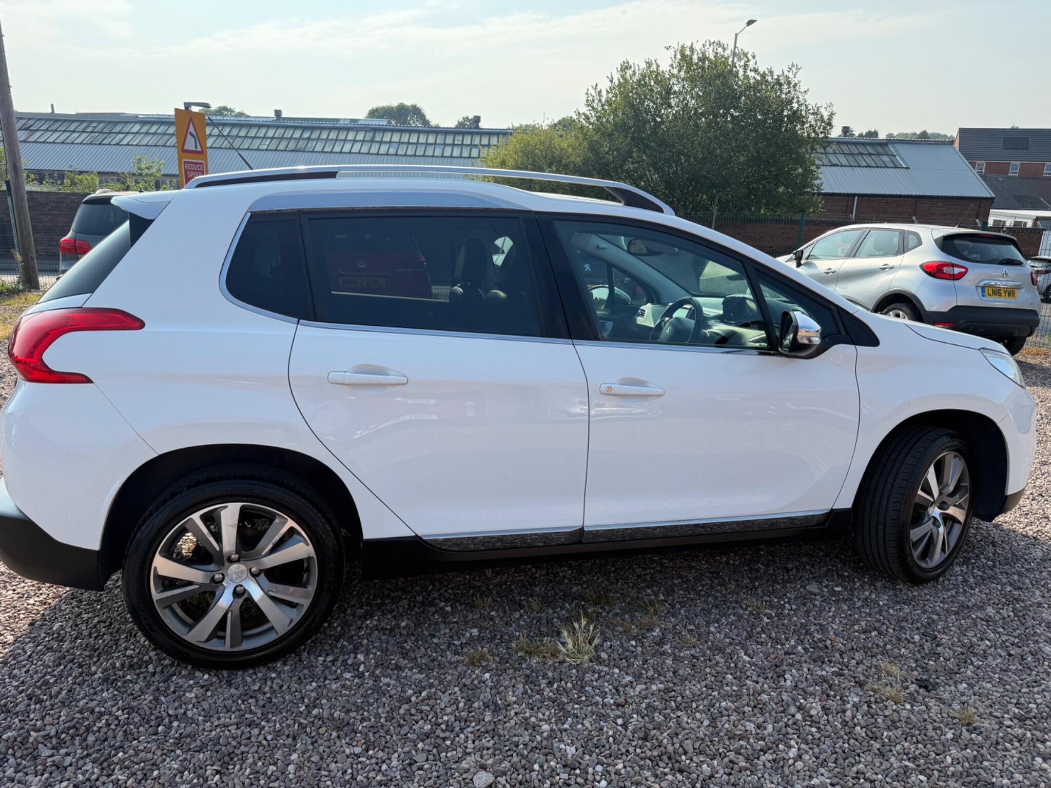 Peugeot 2008 view 18