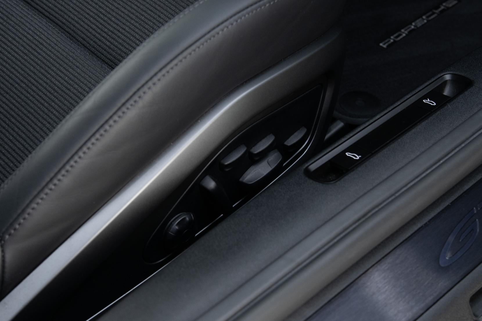 Porsche 911 view 8
