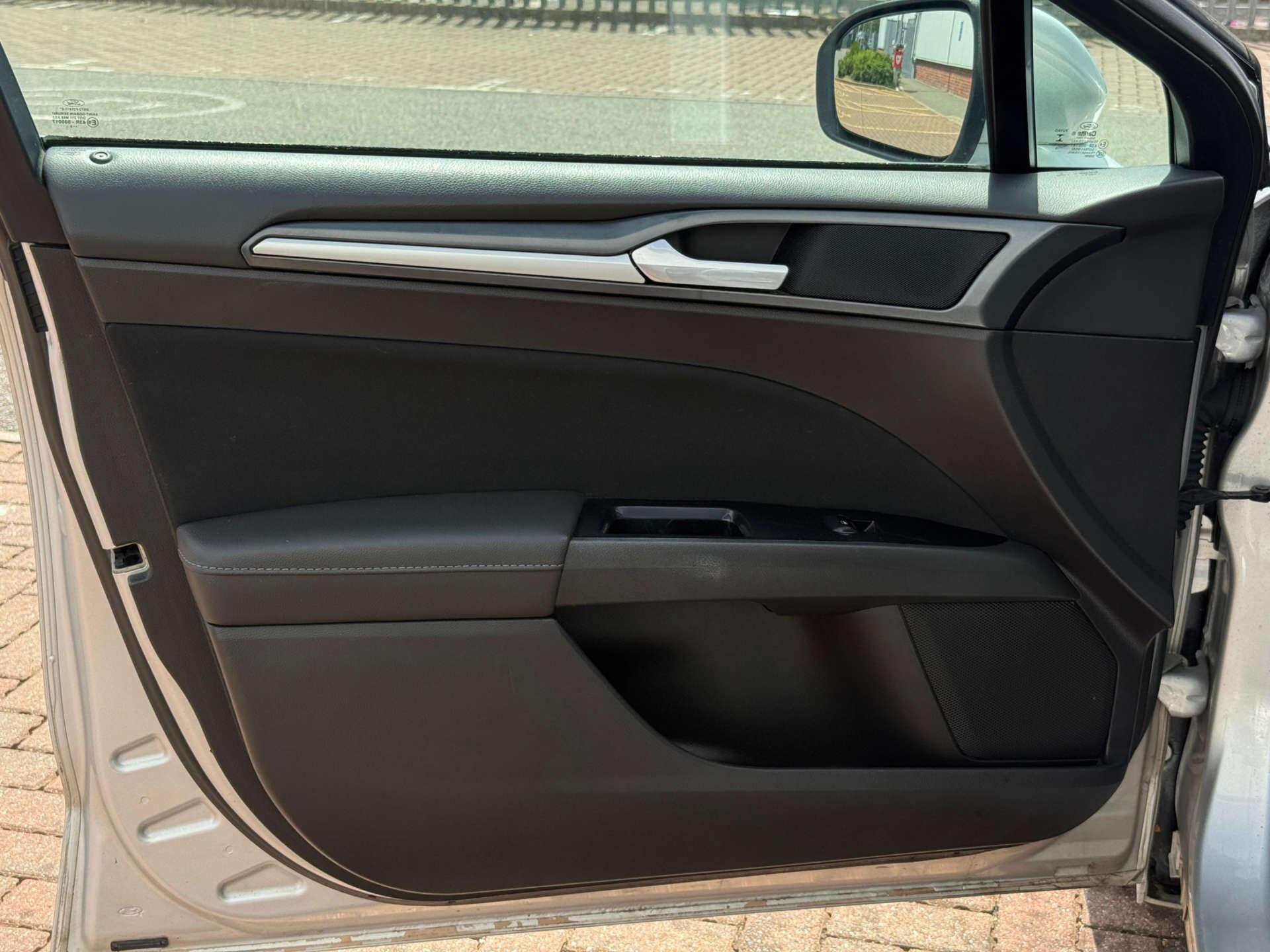 Ford Mondeo view 40