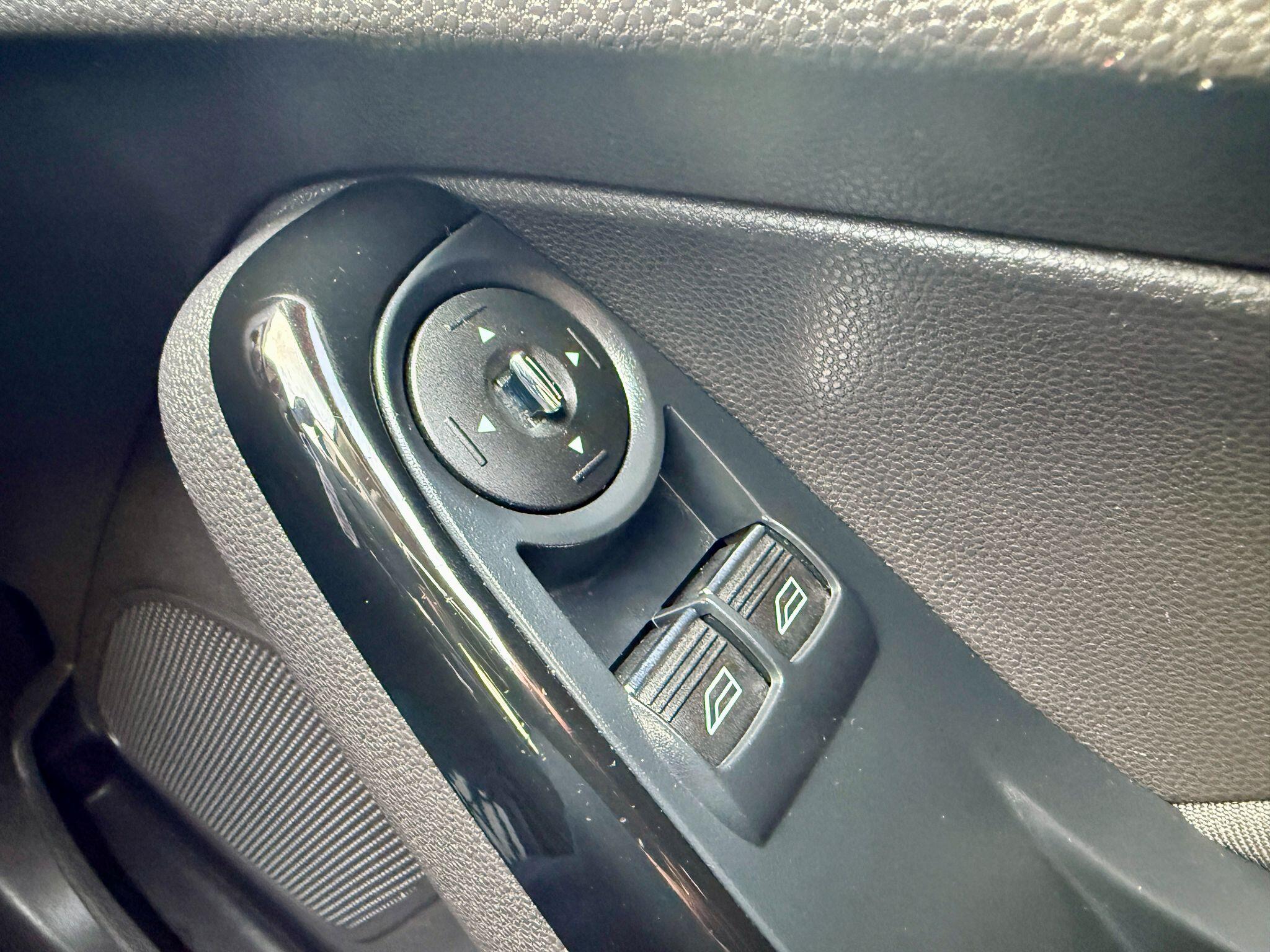 2014 Ford Fiesta image 27