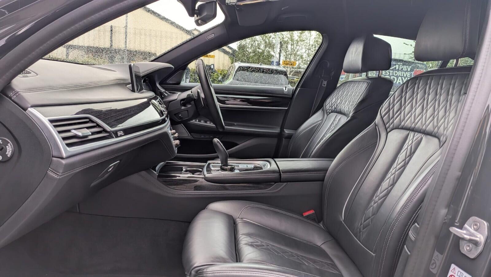 BMW 7 Series view 30
