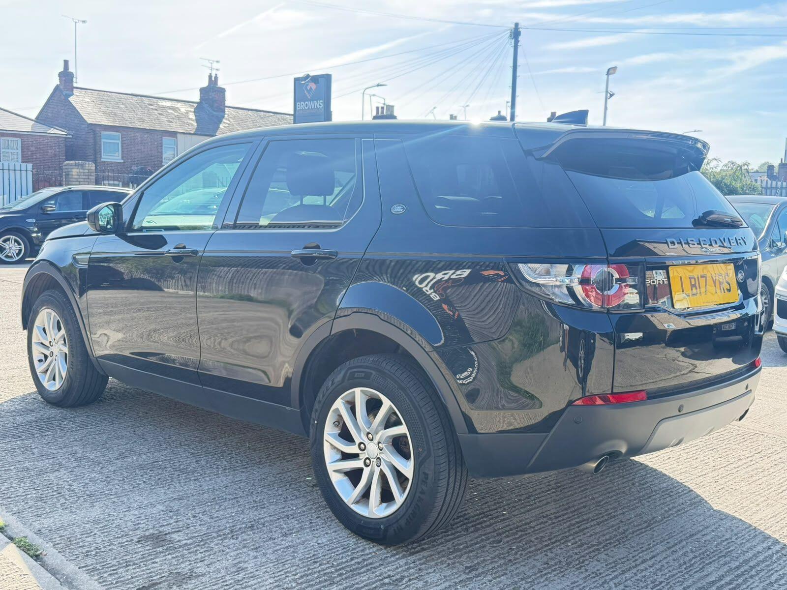 Land Rover Discovery Sport view 4