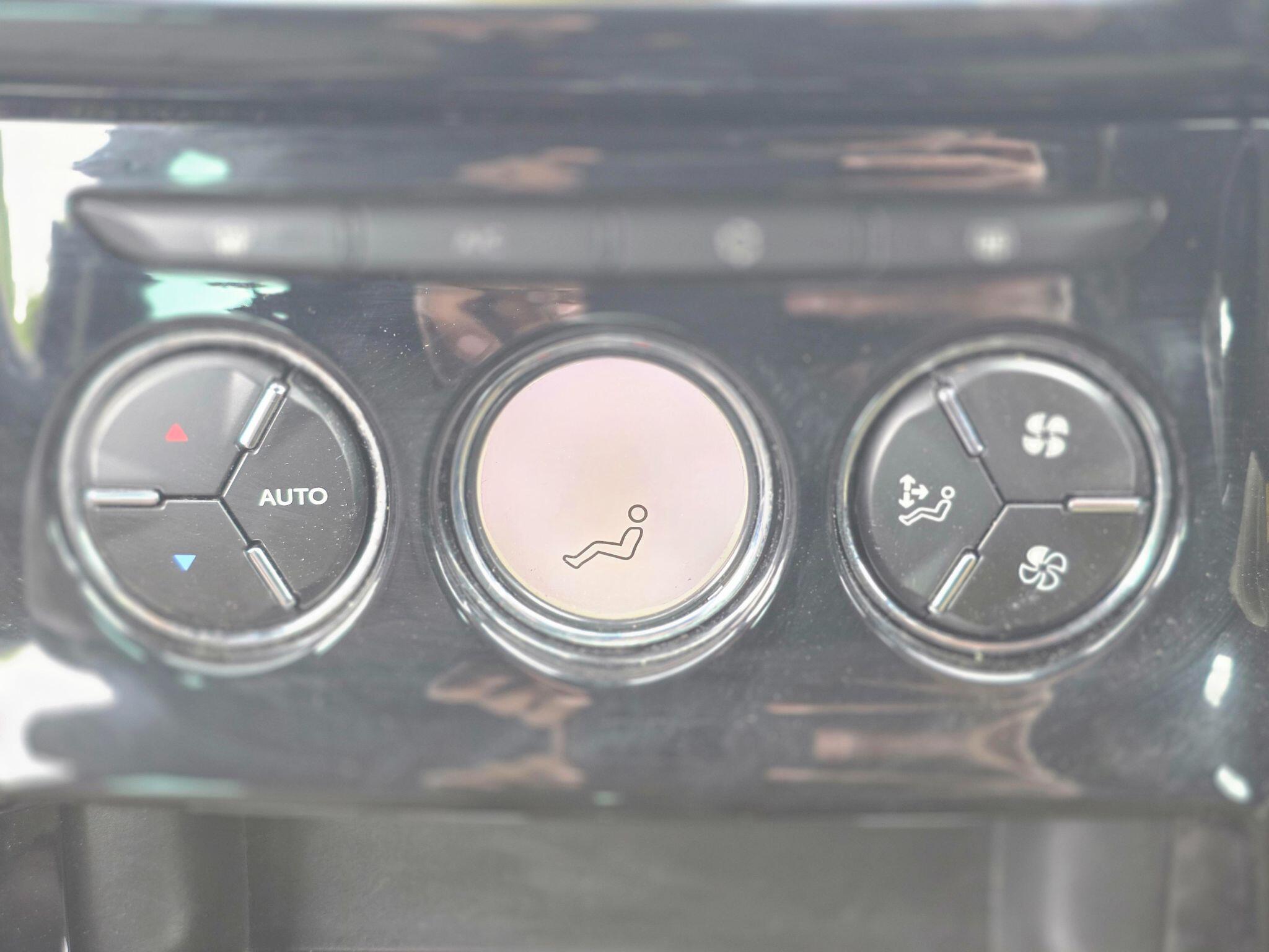 DS Automobiles DS 3 view 44