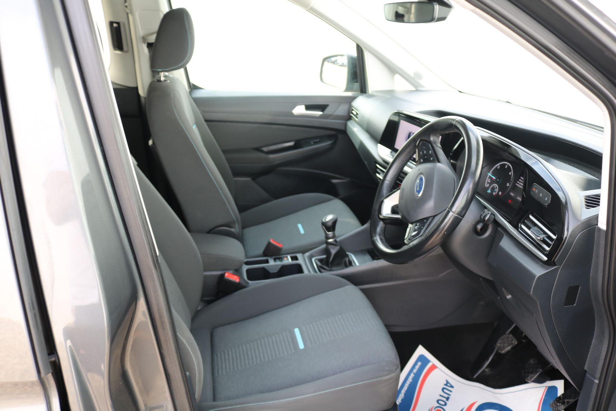 Ford Grand Tourneo Connect view 21