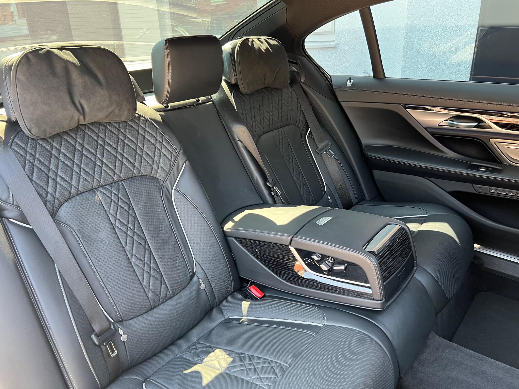 BMW 7 Series view 16