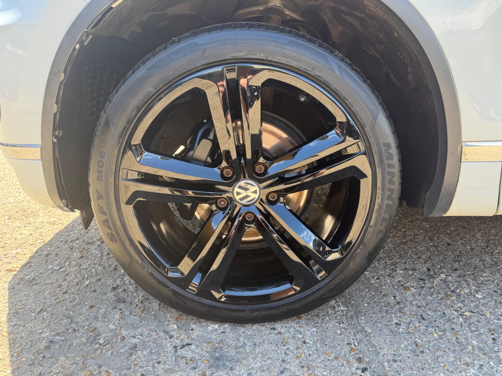 Volkswagen Touareg view 30