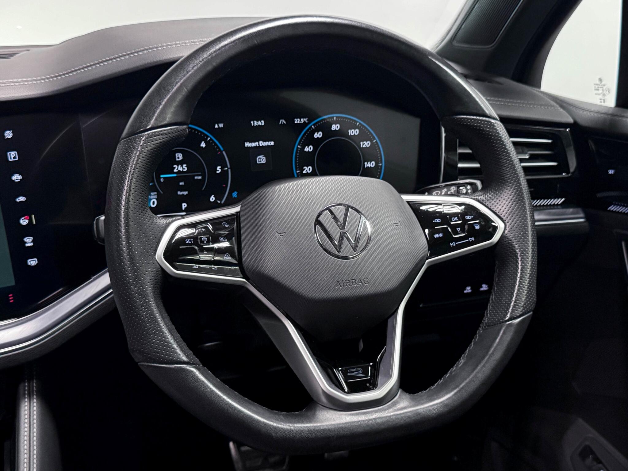 Volkswagen Touareg view 18