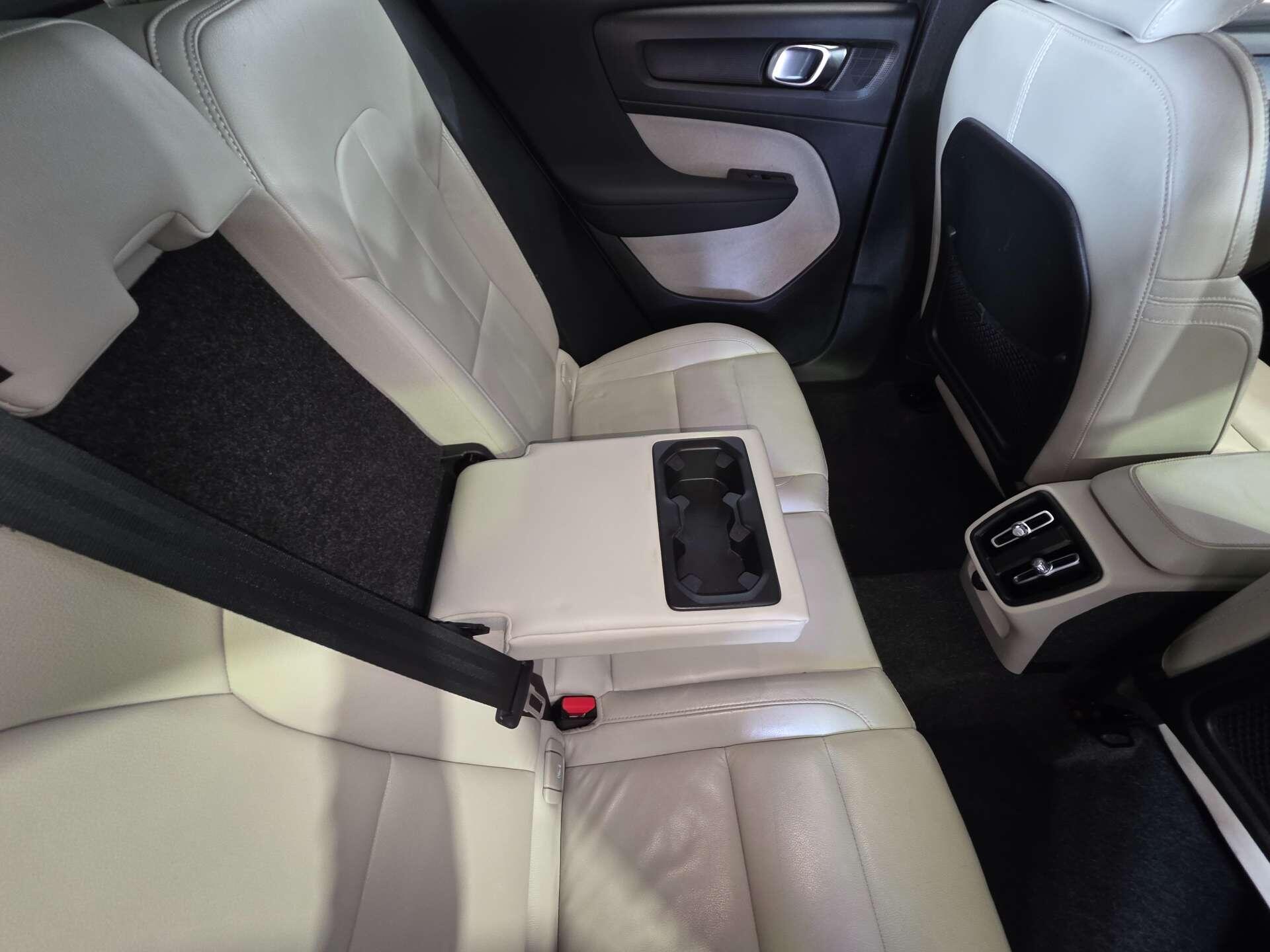 Volvo XC40 view 42