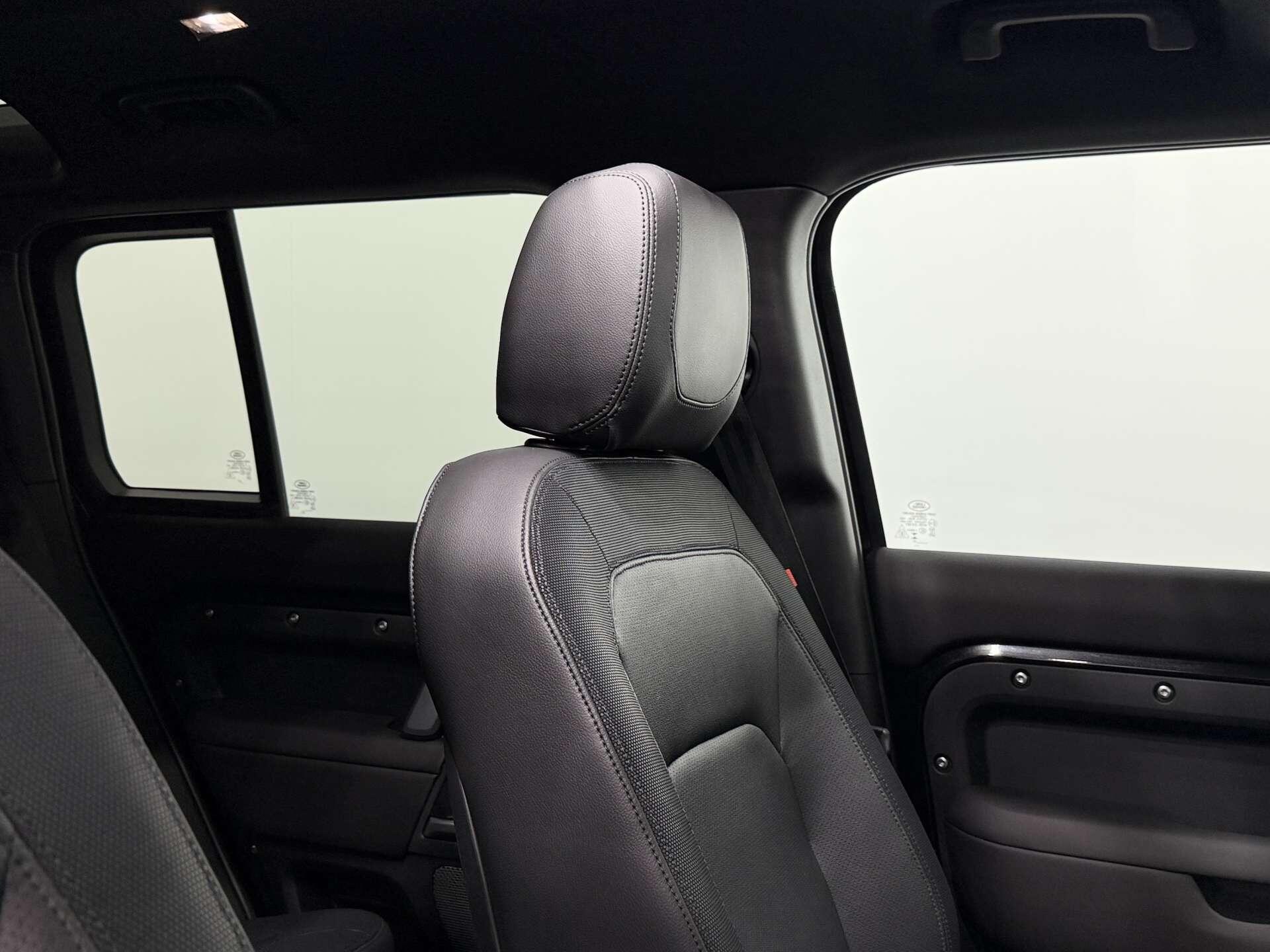Land Rover Defender view 41