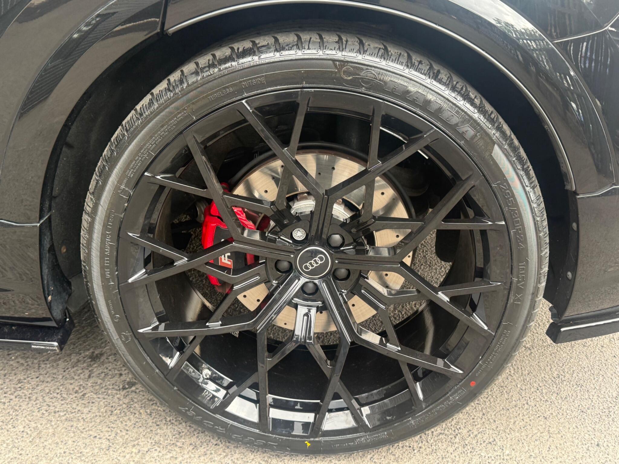 Audi RS Q8 view 24