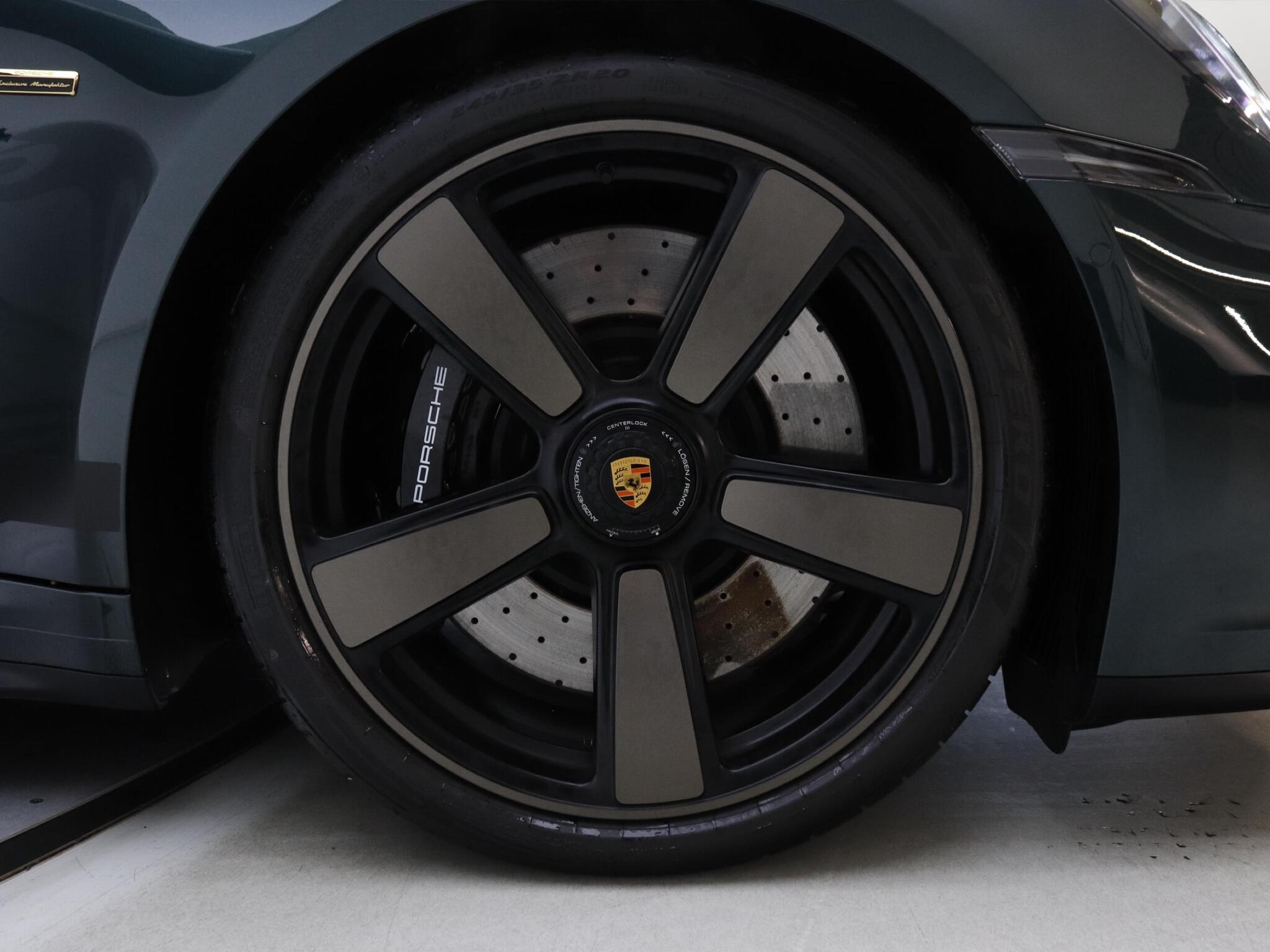 Porsche 911 view 8