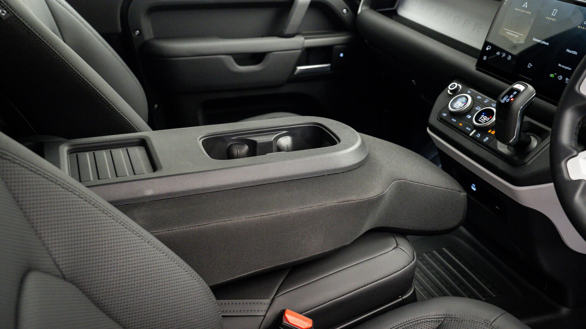 Land Rover Defender 90 view 10