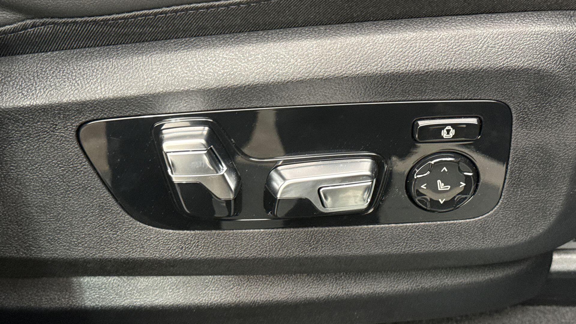 BMW X7 view 24