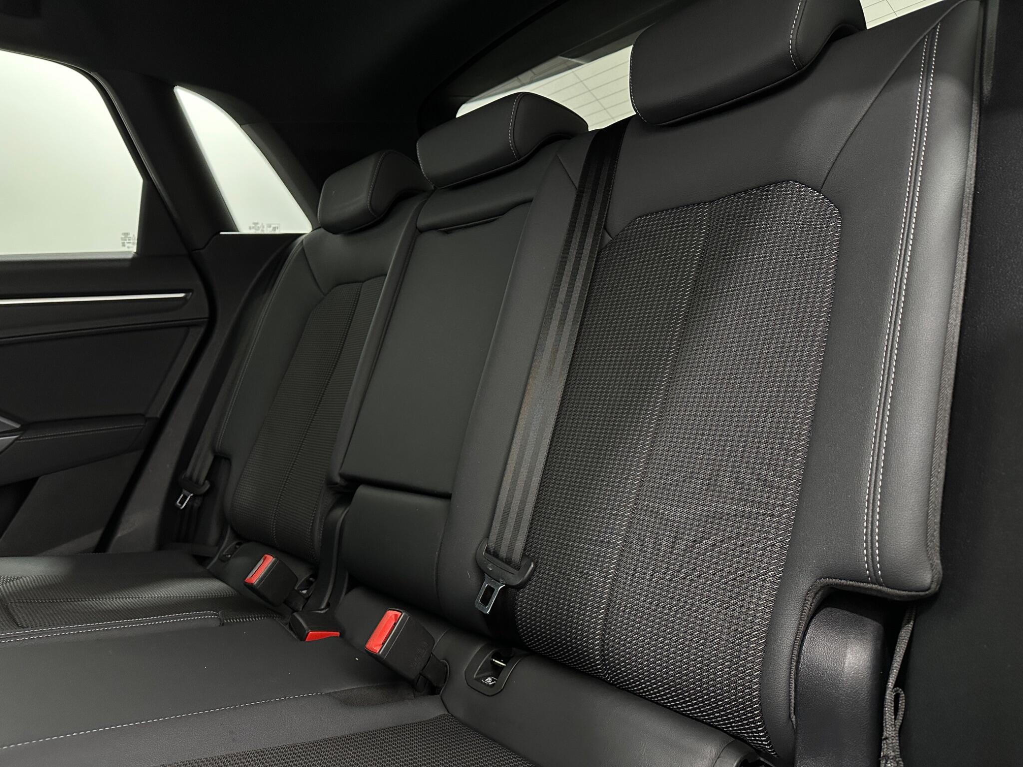 Audi Q3 view 38