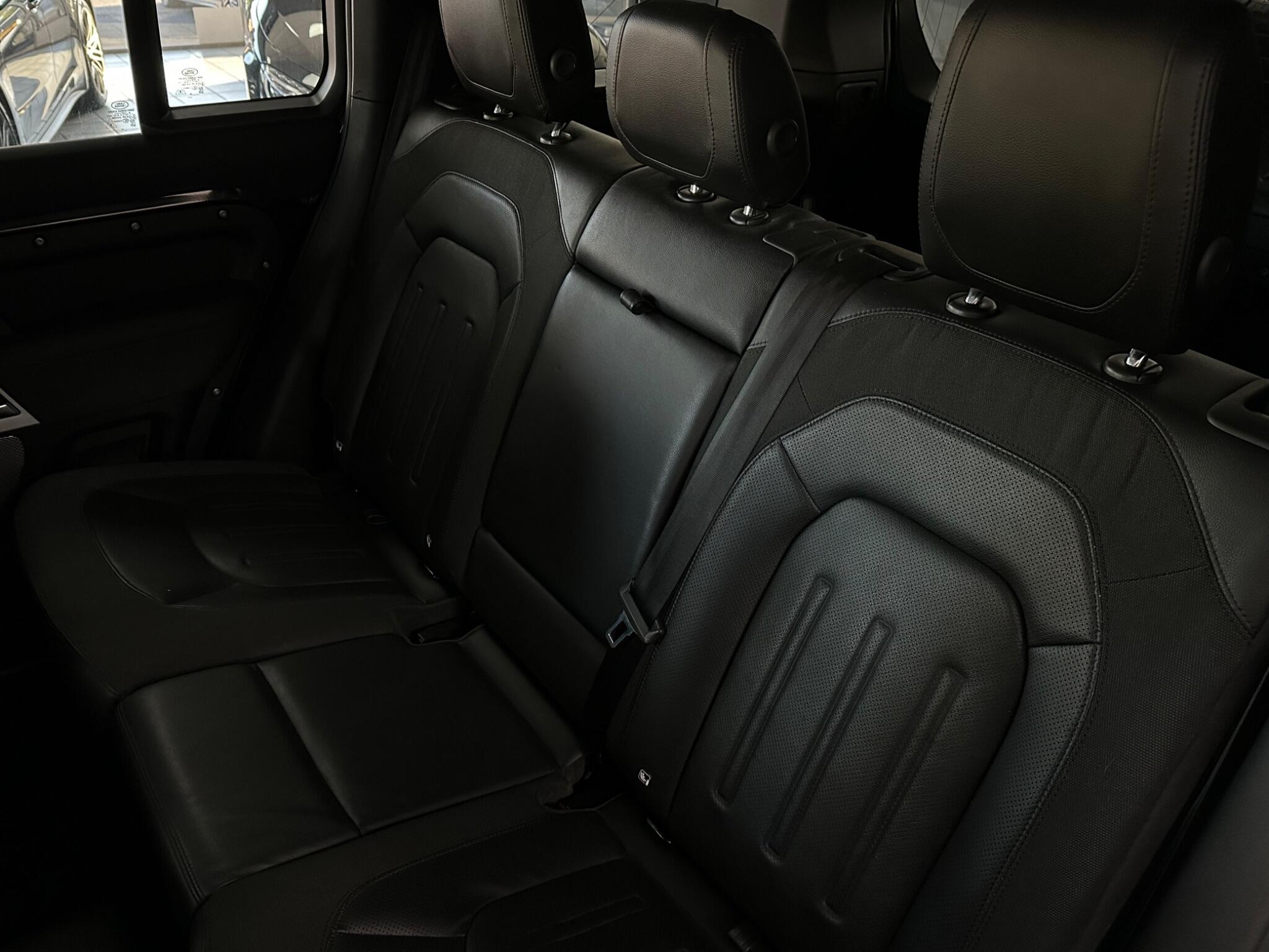 Land Rover Defender 110 view 40