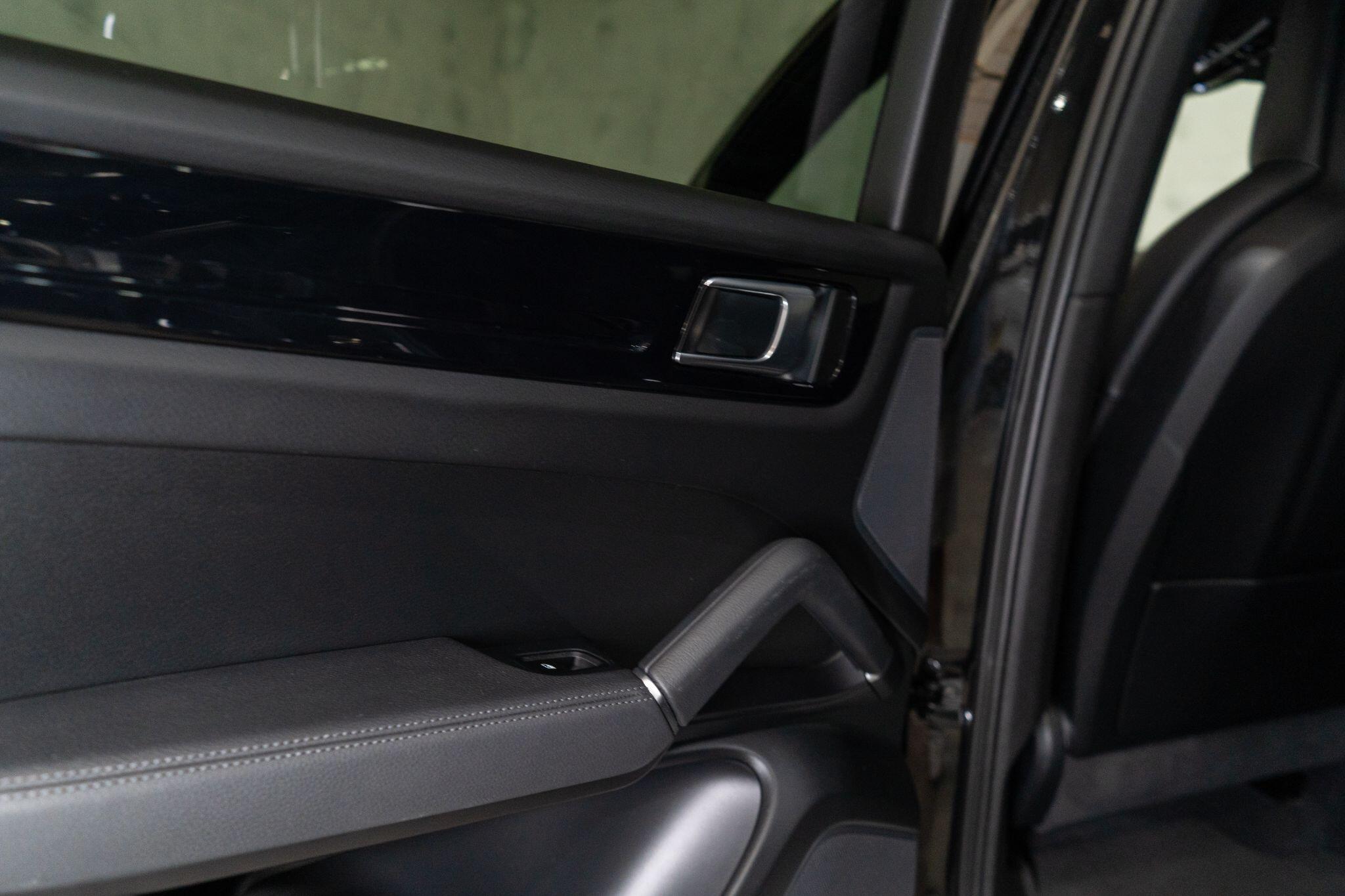 Porsche Cayenne view 35