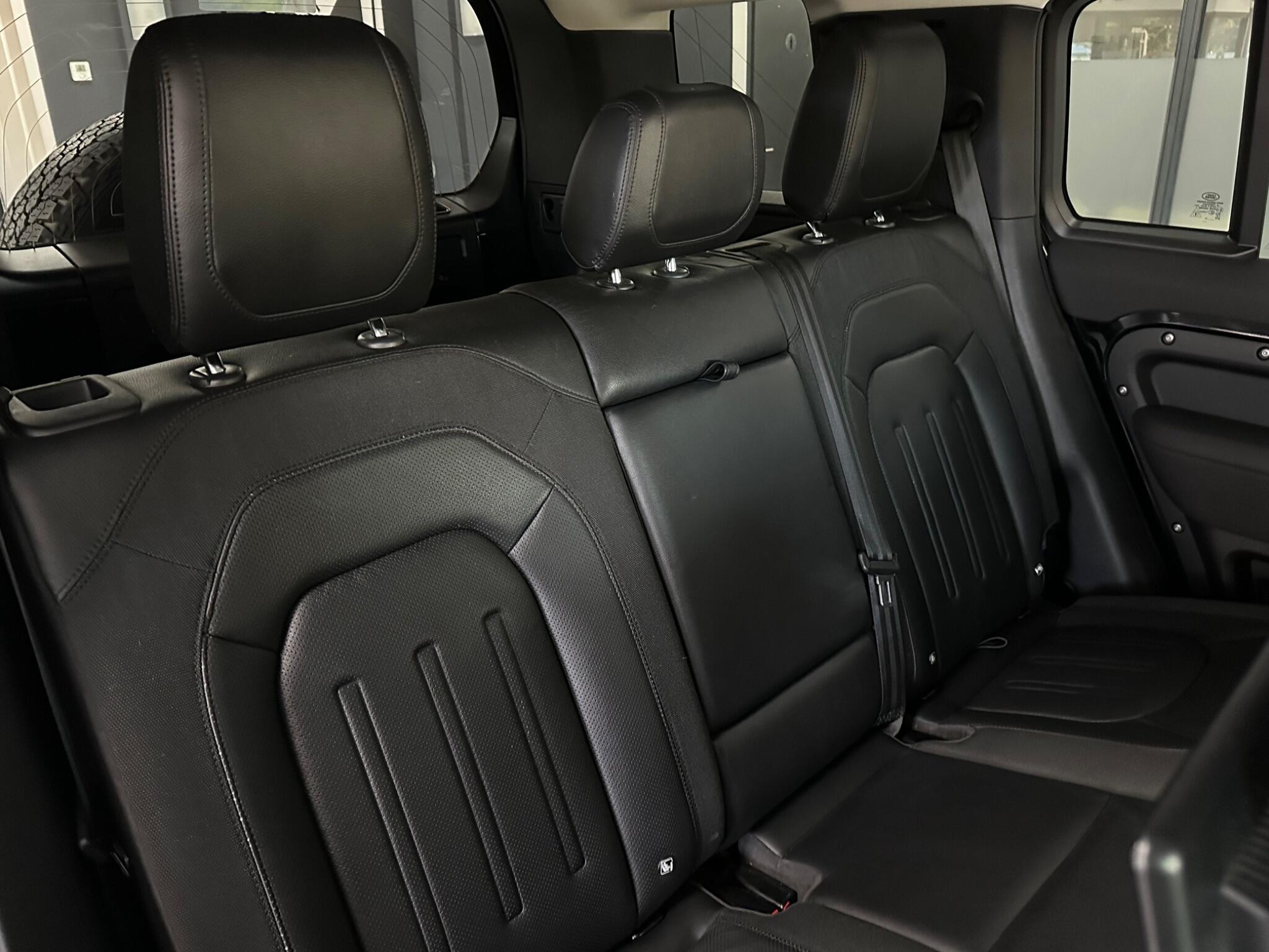 Land Rover Defender 110 view 37