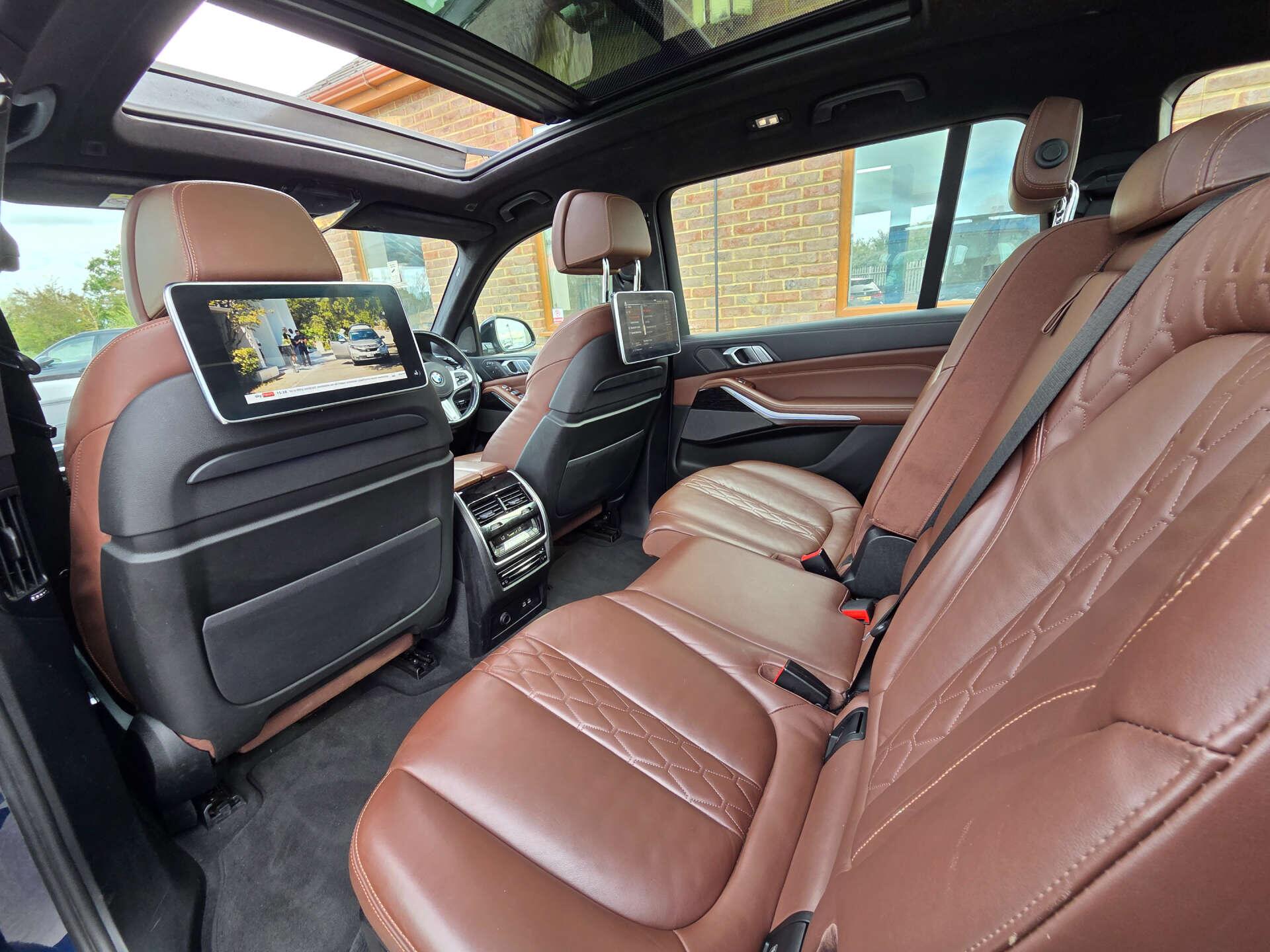 BMW X7 view 24