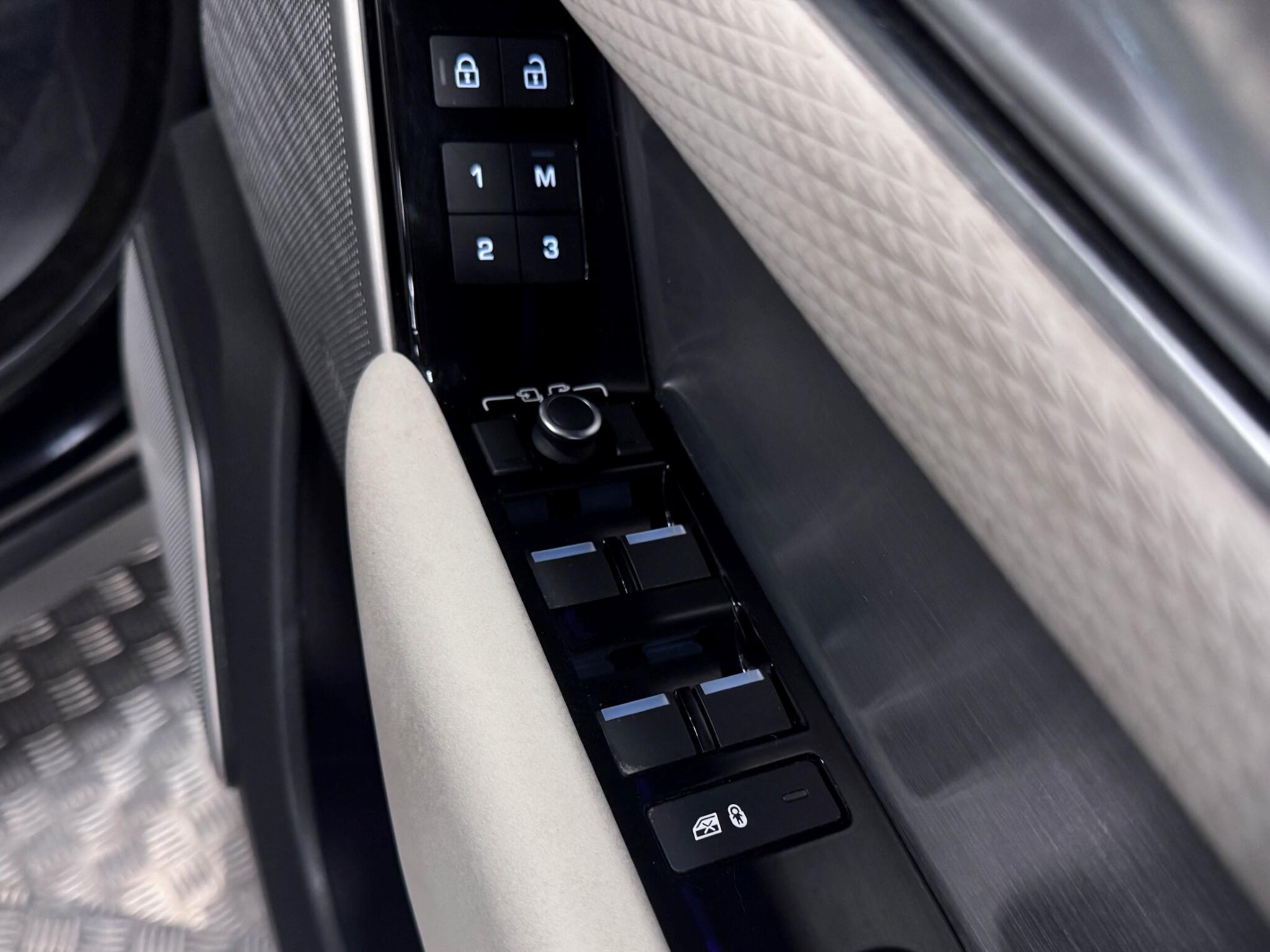 Land Rover Range Rover Velar view 21