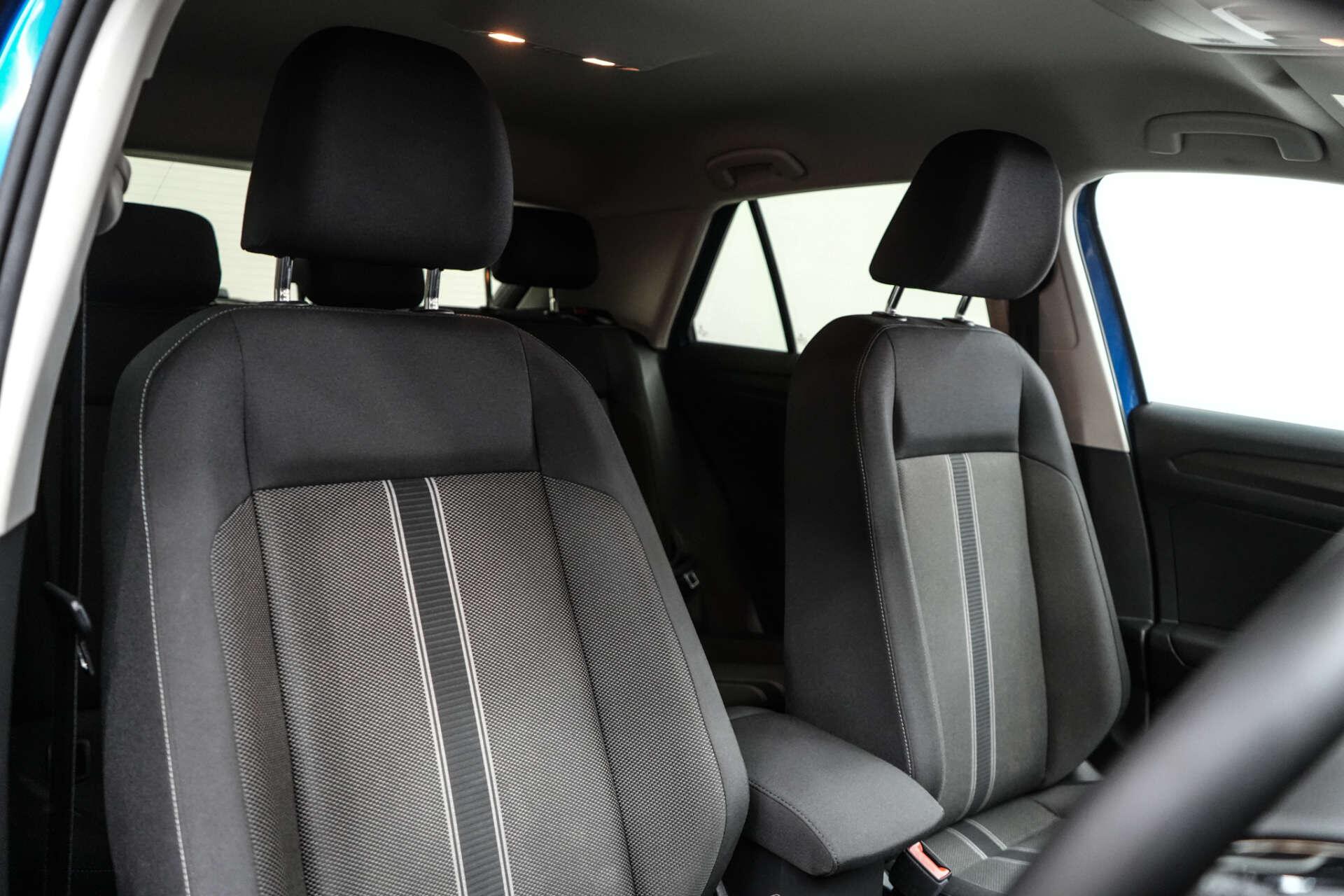 Volkswagen T-Roc view 12